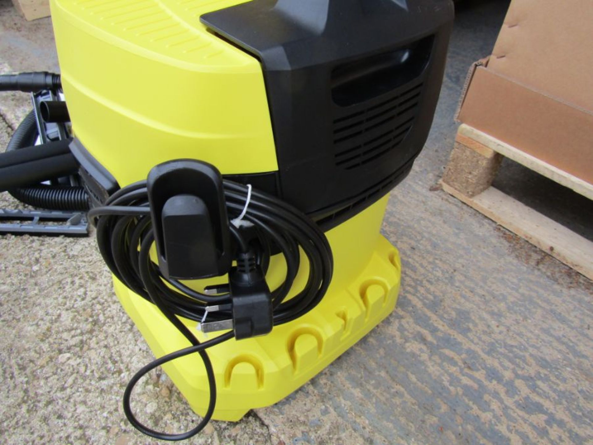 Karcher WD 4 Wet and Dry Vacuum Cleaner - Yellow - UK Plug Blk 1931654 - Image 2 of 6
