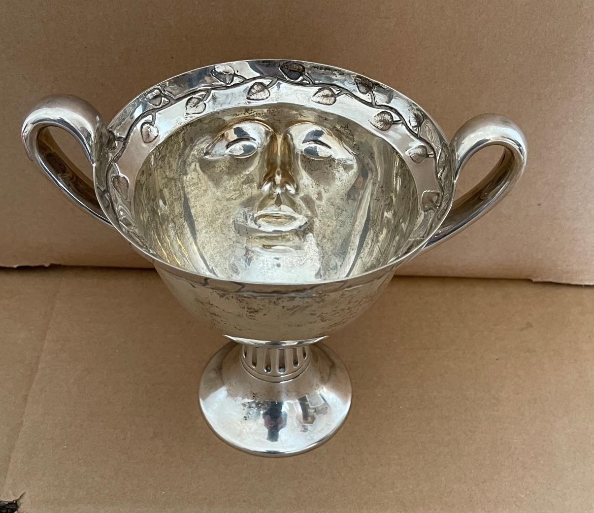 An Edwardian Arts and Crafts Silver Twin Handled Cup, George Nathan & Ridley Hayes, Chester 1907. - Image 4 of 7