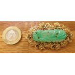 Carved jade brooch in yellow metal filigree setting, 55mm x 32mm