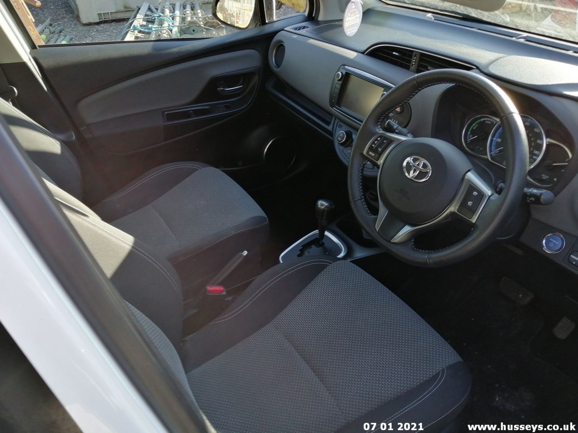 15/15 TOYOTA YARIS HYBRID ICON CVT - 1497cc 5dr Hatchback (White, 33k) - Image 11 of 21