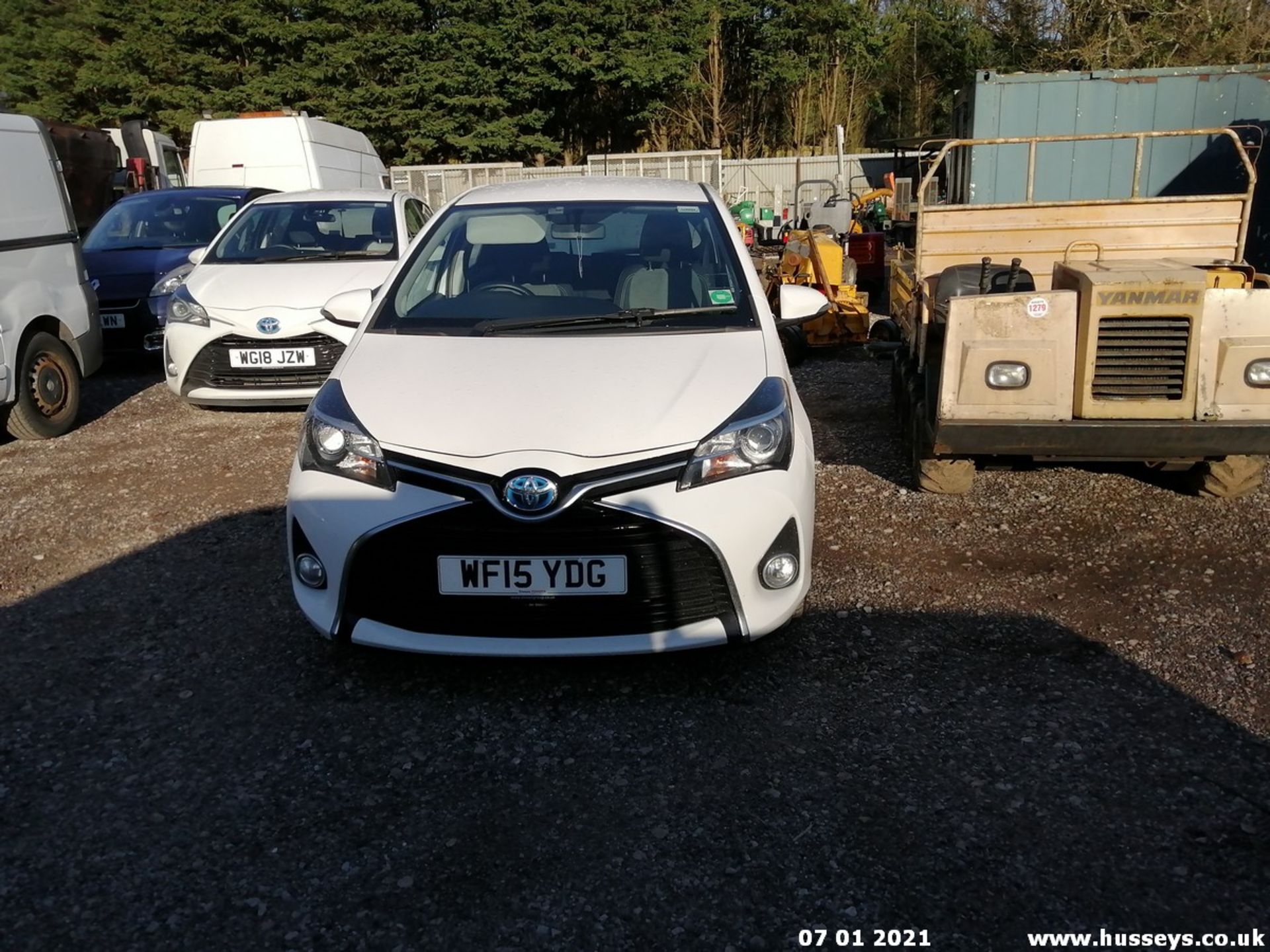 15/15 TOYOTA YARIS HYBRID ICON CVT - 1497cc 5dr Hatchback (White, 28k) - Image 8 of 21