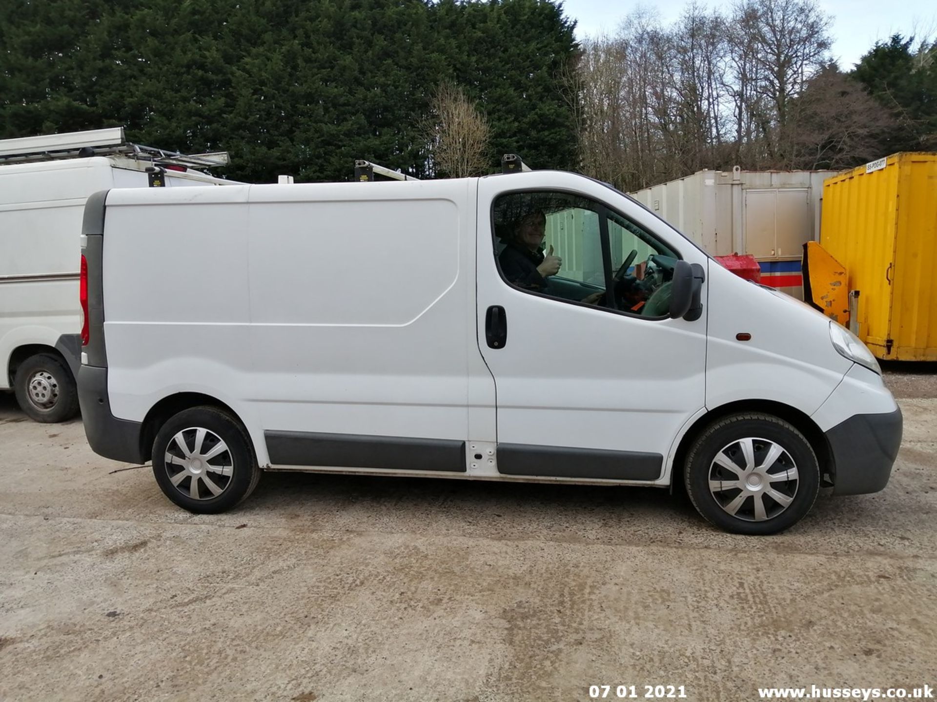 07/07 VAUXHALL VIVARO 2700 CDTI SWB - 1995cc 5dr Van (White, 267k) - Image 7 of 9