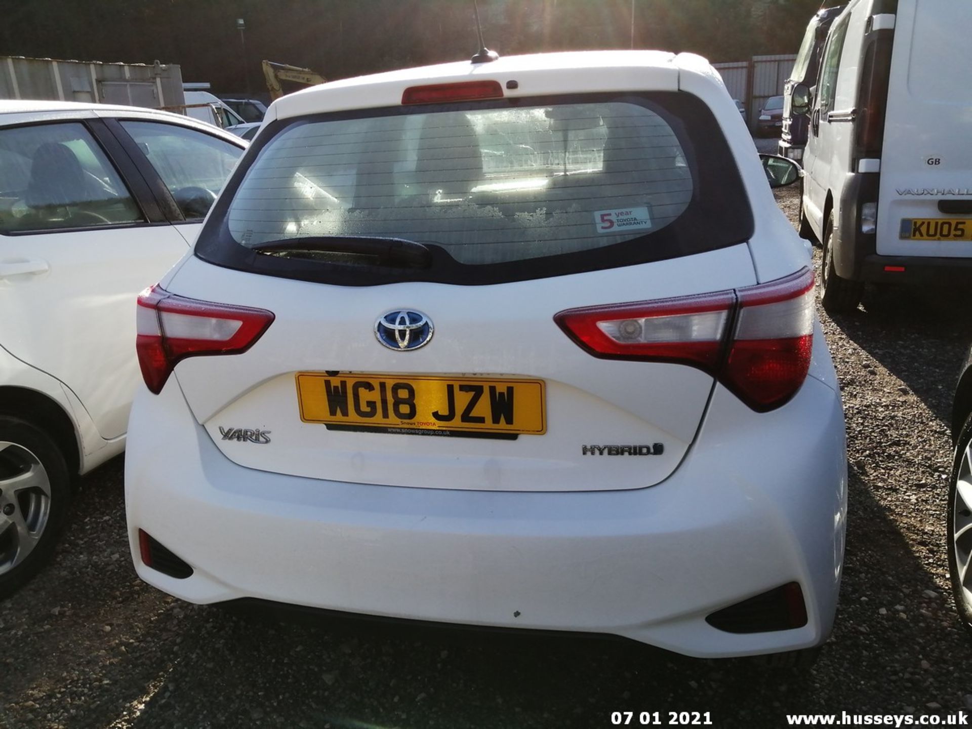 18/18 TOYOTA YARIS ICON VVT-I HEV CVT - 1497cc 5dr Hatchback (White, 13k) - Image 5 of 19