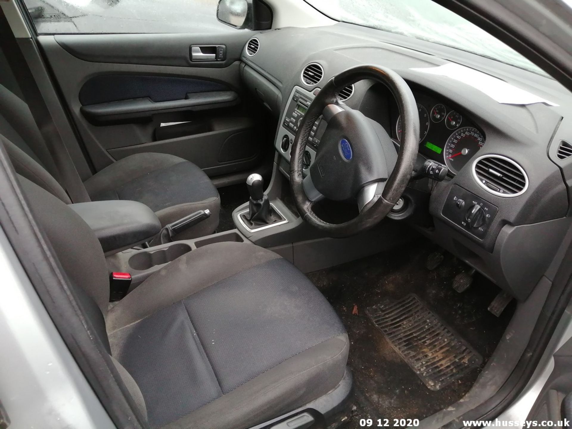 07/56 FORD FOCUS ZETEC CLIMATE - 1596cc 5dr Hatchback (Silver, 104k) - Image 8 of 10