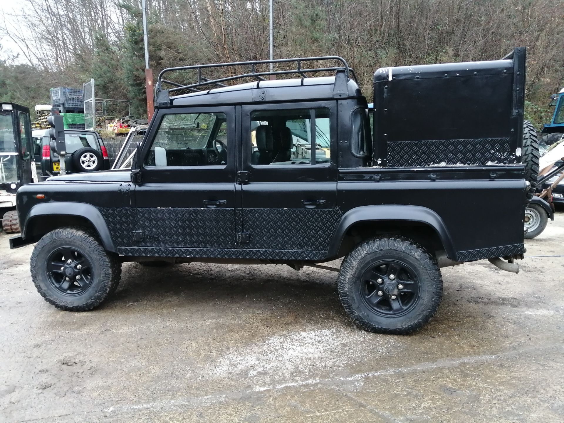 02/52 LAND ROVER DEFENDER 110 TD5 BLACK - 2495cc 5dr 4x4 (Black, 154k) - Image 7 of 14