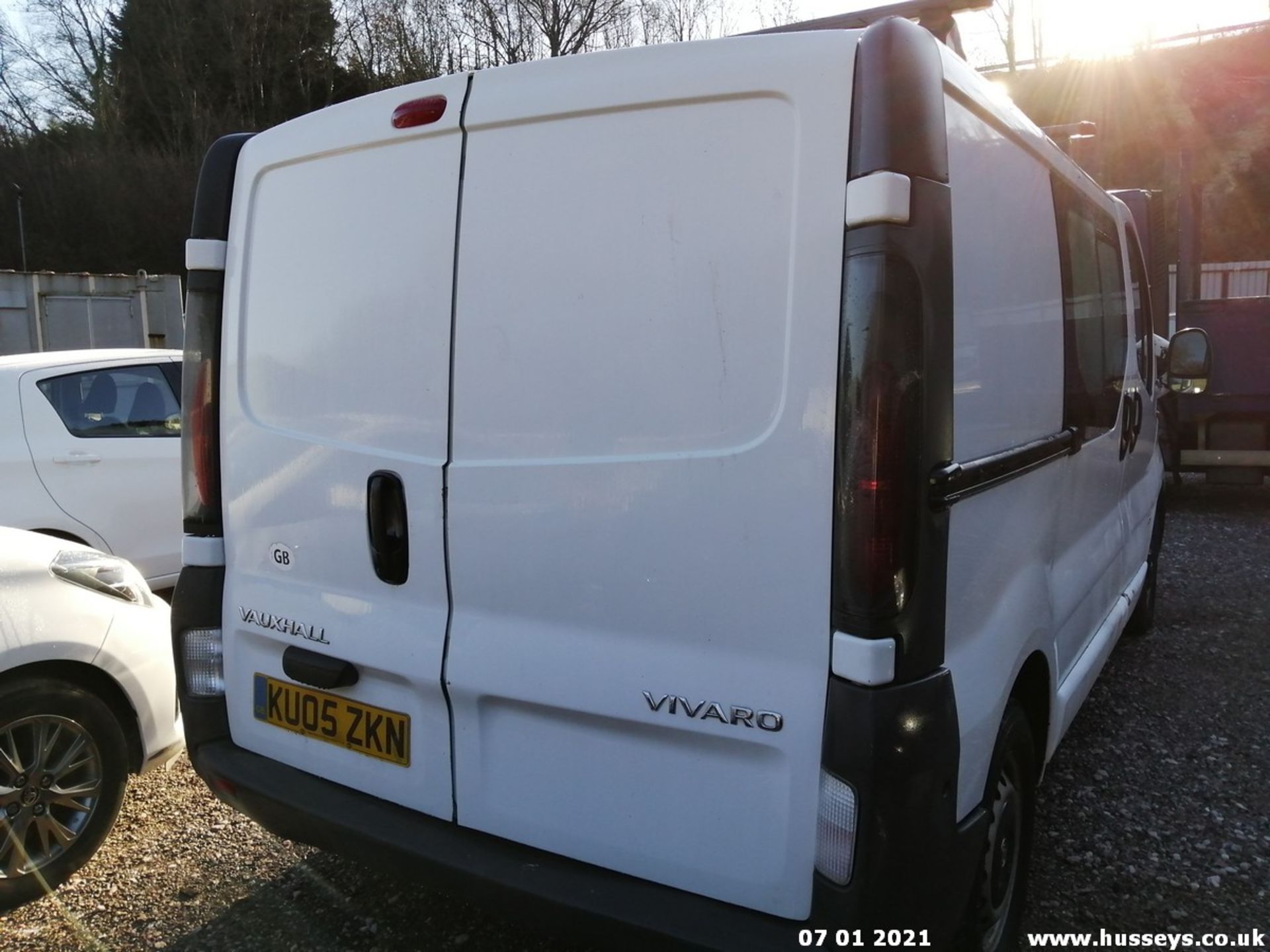 05/05 VAUXHALL VIVARO 2900 CDTI 82 SWB - 1870cc Van (White, 187k) - Image 7 of 9