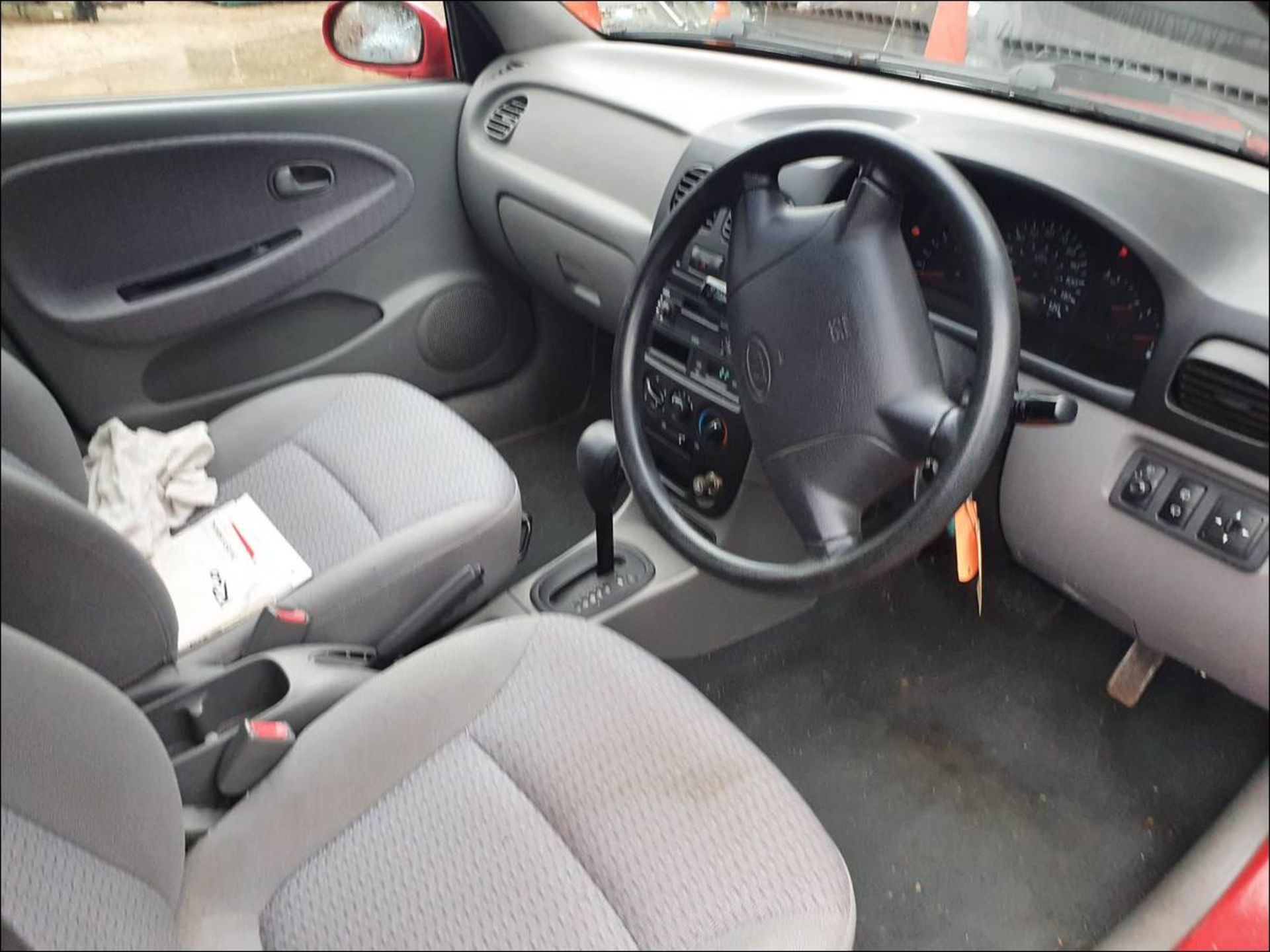 02/02 KIA RIO LX AUTO - 1343cc 5dr Hatchback (Red, 55k) - Image 6 of 9