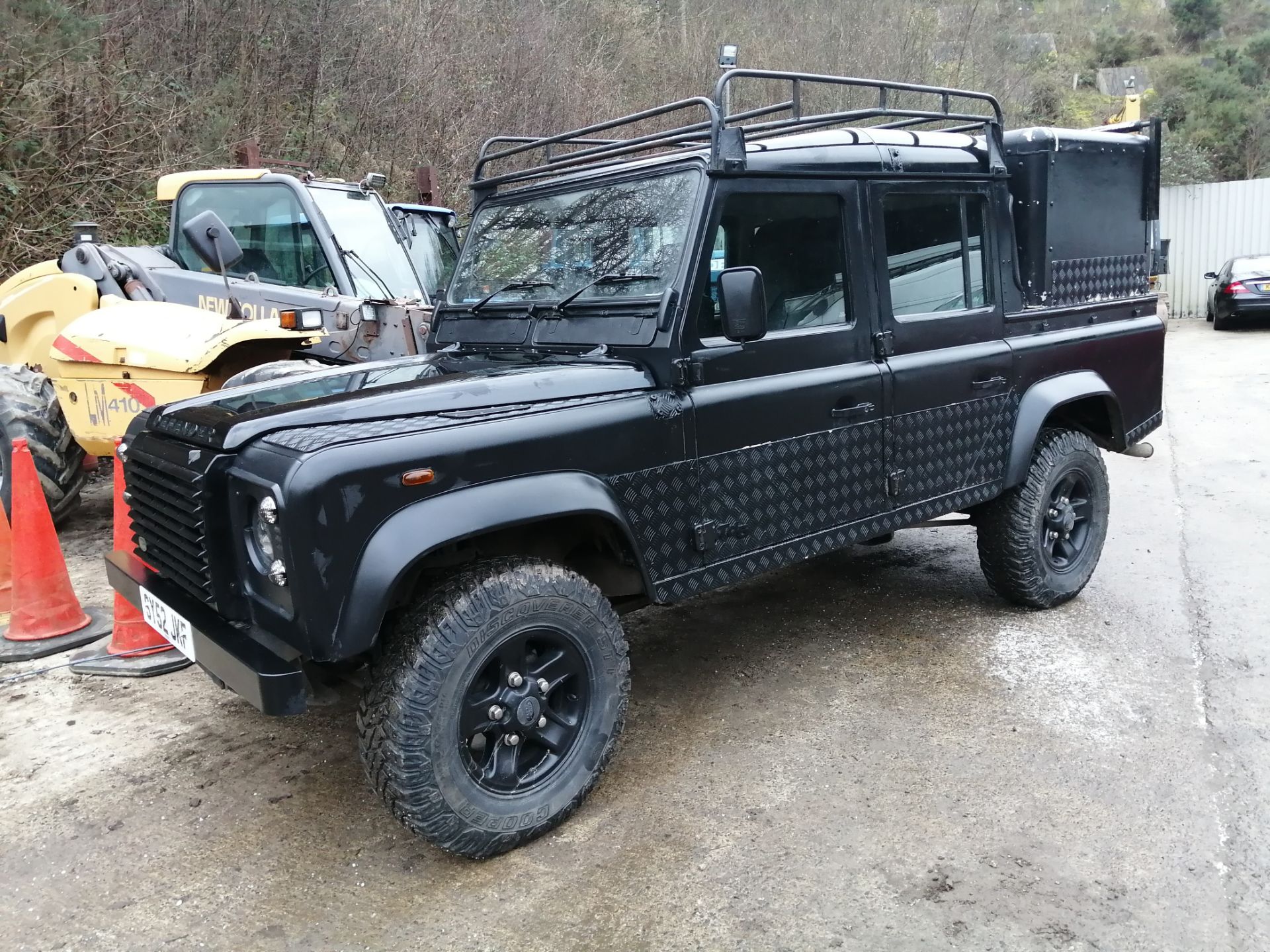 02/52 LAND ROVER DEFENDER 110 TD5 BLACK - 2495cc 5dr 4x4 (Black, 154k) - Image 6 of 14