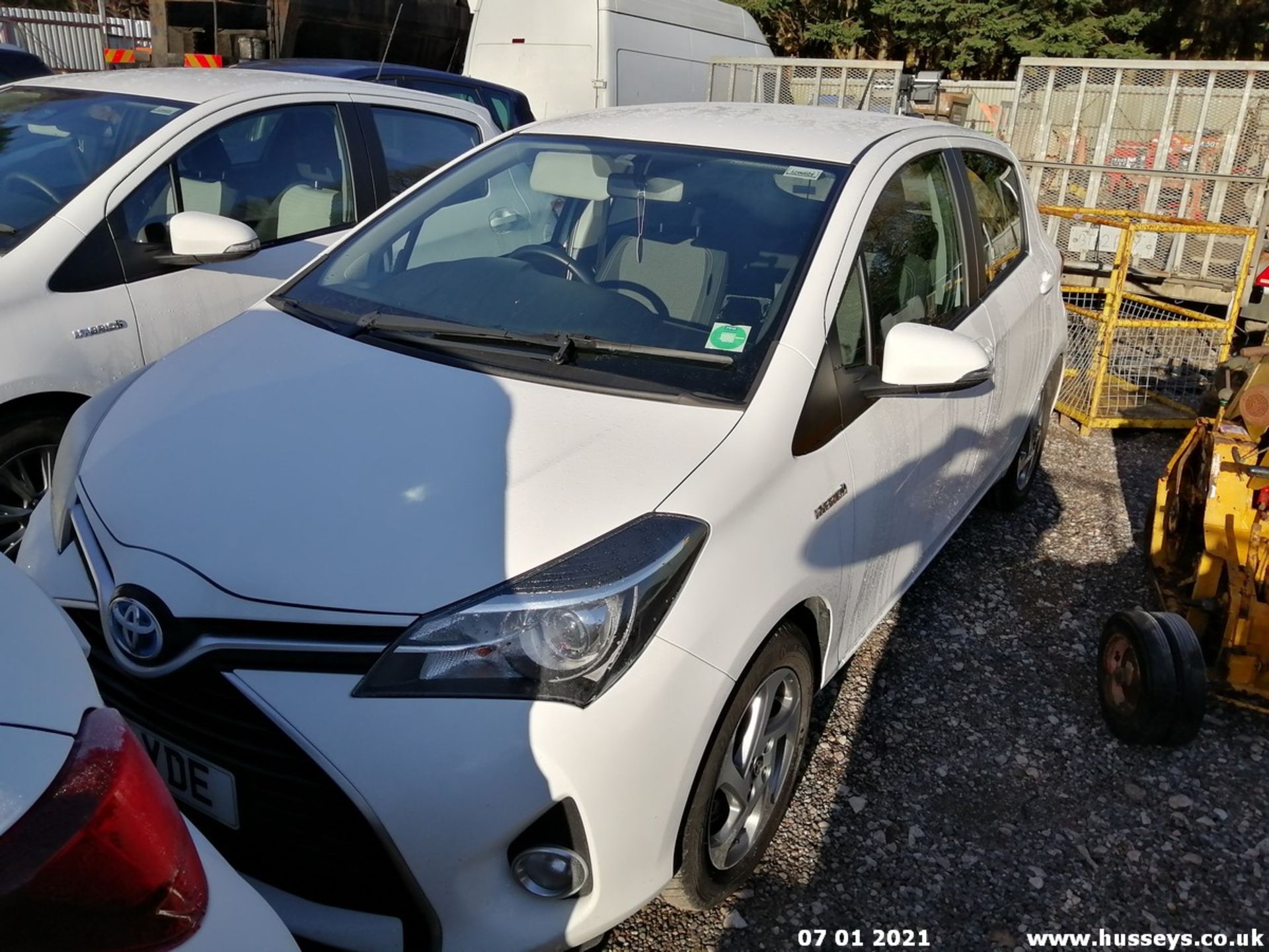 15/15 TOYOTA YARIS HYBRID ICON CVT - 1497cc 5dr Hatchback (White, 33k) - Image 3 of 21