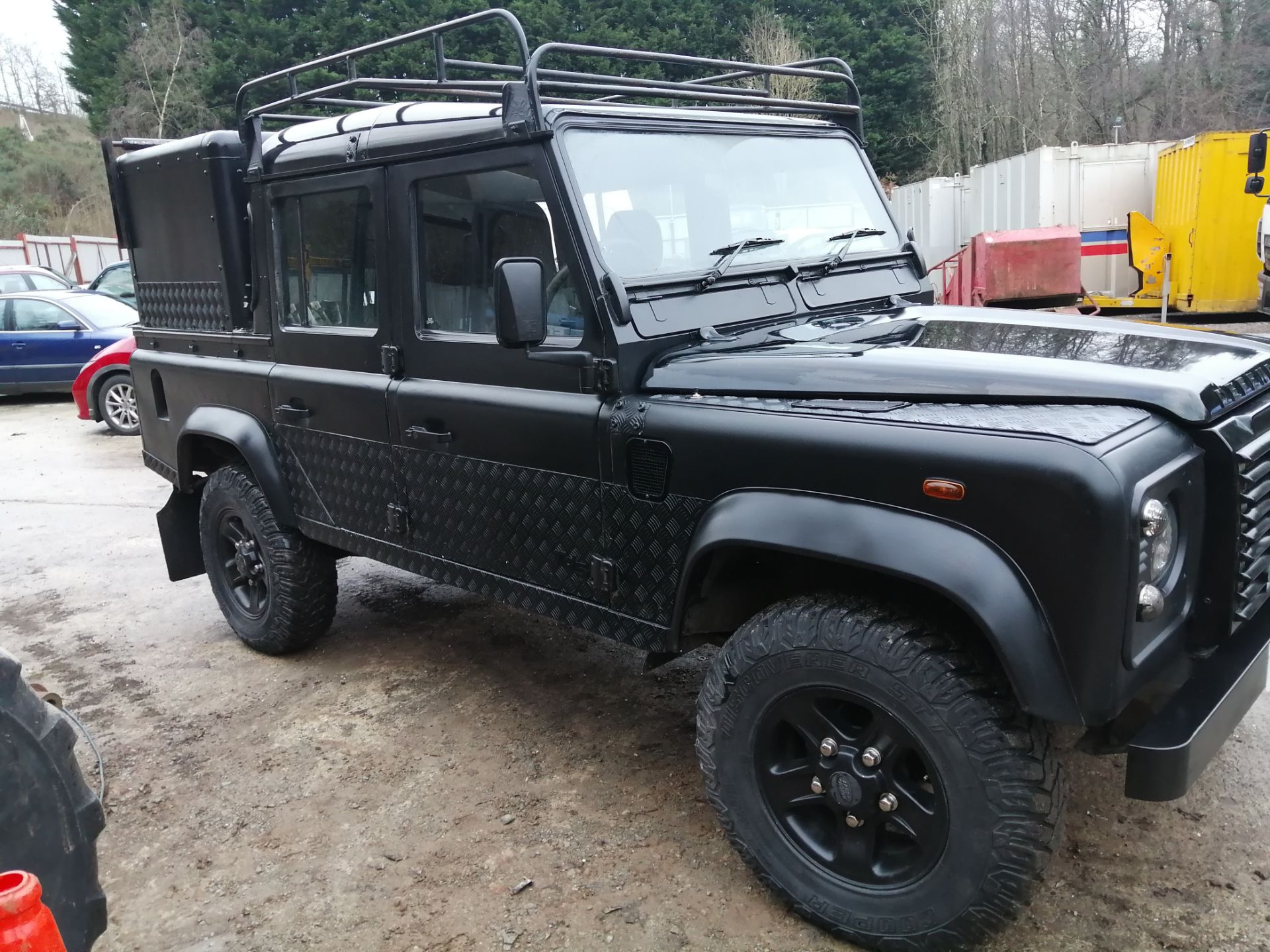 02/52 LAND ROVER DEFENDER 110 TD5 BLACK - 2495cc 5dr 4x4 (Black, 154k) - Image 4 of 14