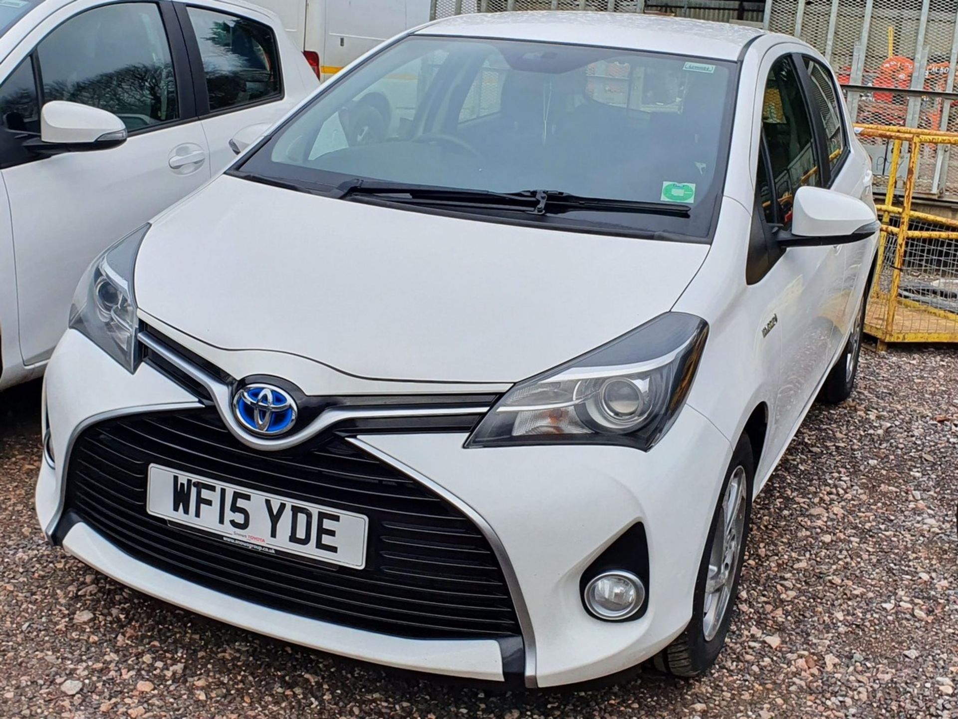 15/15 TOYOTA YARIS HYBRID ICON CVT - 1497cc 5dr Hatchback (White, 33k)