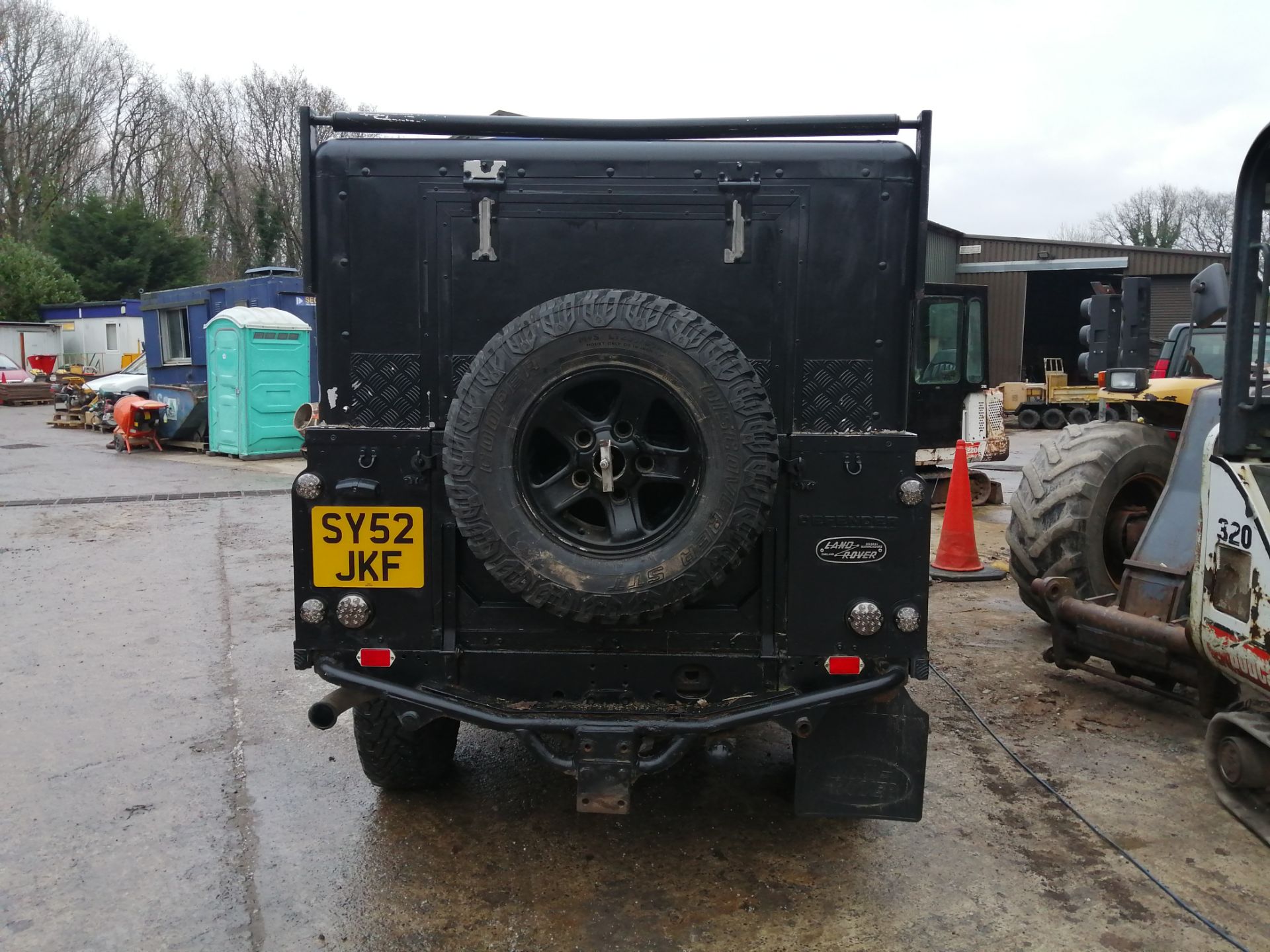 02/52 LAND ROVER DEFENDER 110 TD5 BLACK - 2495cc 5dr 4x4 (Black, 154k) - Image 10 of 14