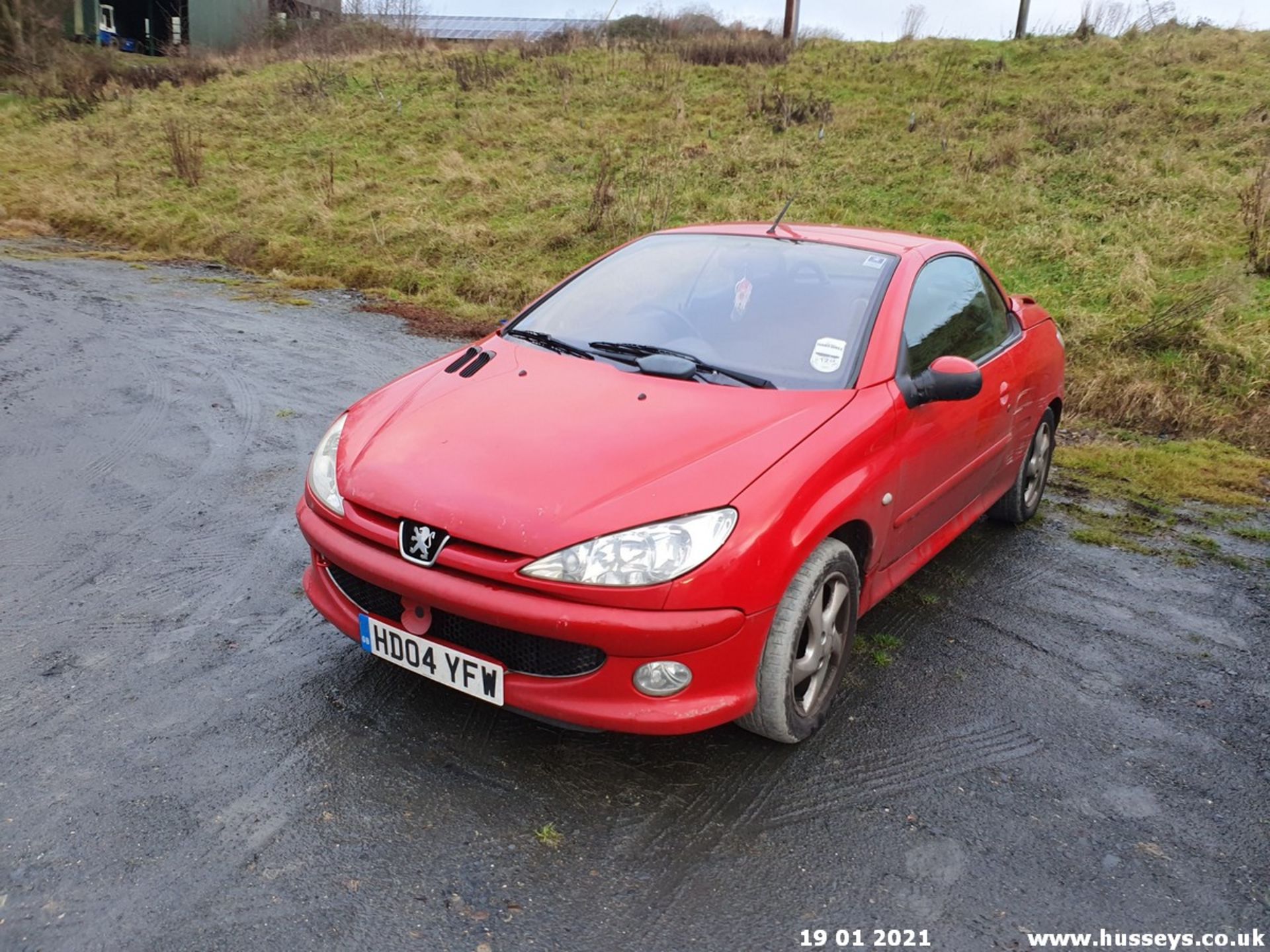 04/04 PEUGEOT 206 CC - 1587cc 2dr Convertible (Red, 72k) - Image 2 of 10