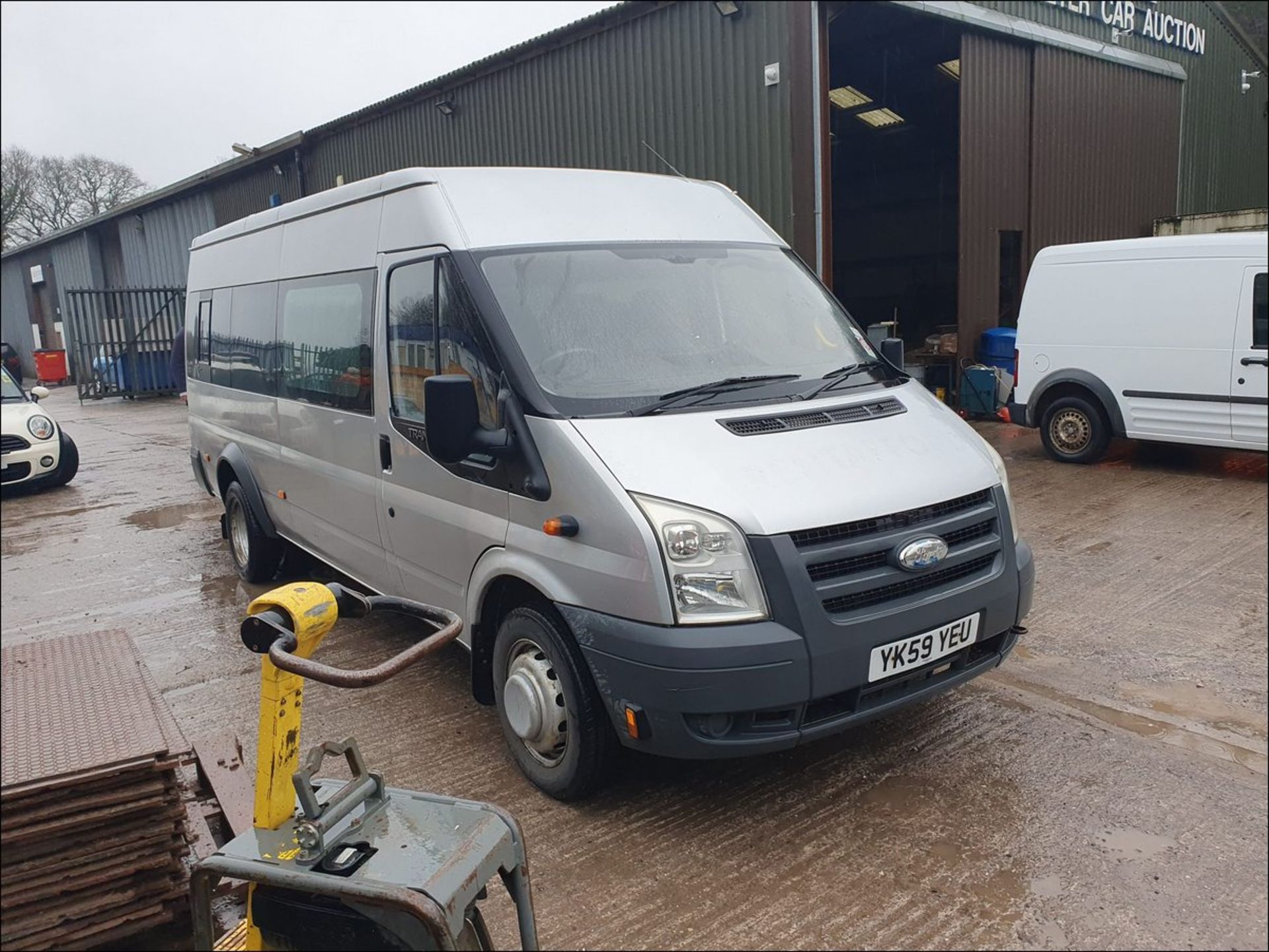 09/59 FORD TRANSIT 115 T430 17S RWD - 2402cc 5dr Minibus (Silver, 177k) - Image 5 of 11