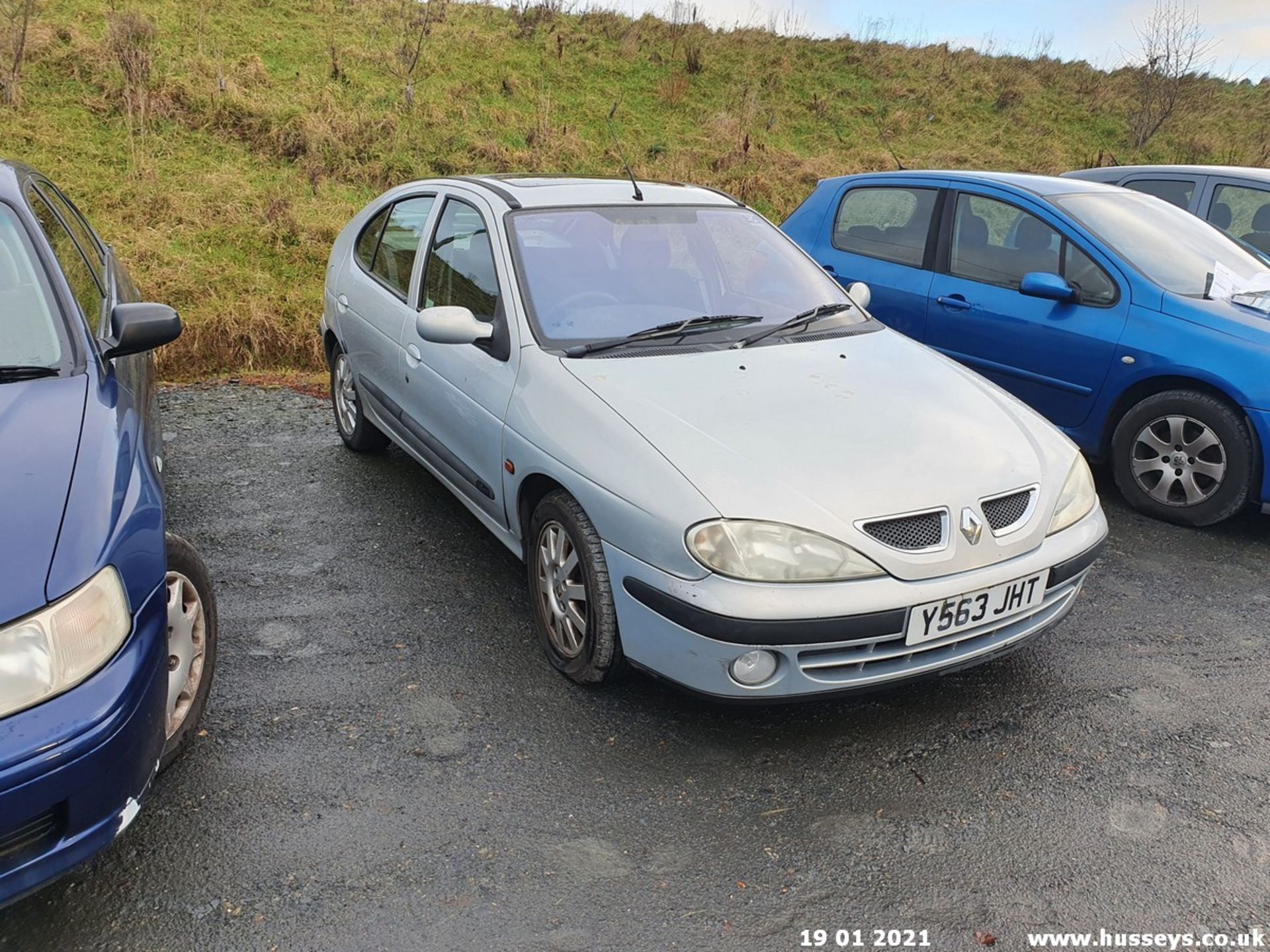 2001 RENAULT MEGANE DYNAMIQUE+ - 1598cc 5dr Hatchback (Silver, 108k) - Image 2 of 6