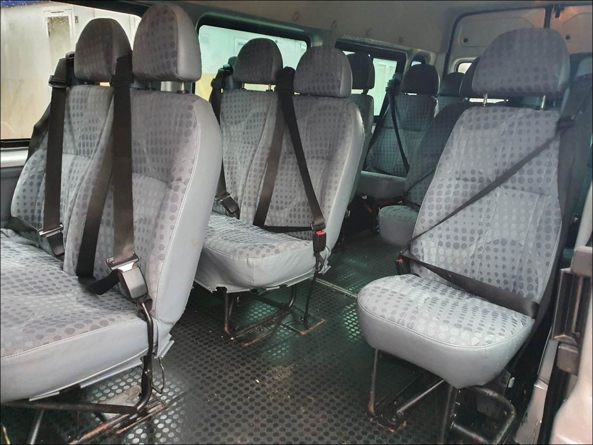 09/59 FORD TRANSIT 115 T430 17S RWD - 2402cc 5dr Minibus (Silver, 177k) - Image 9 of 11