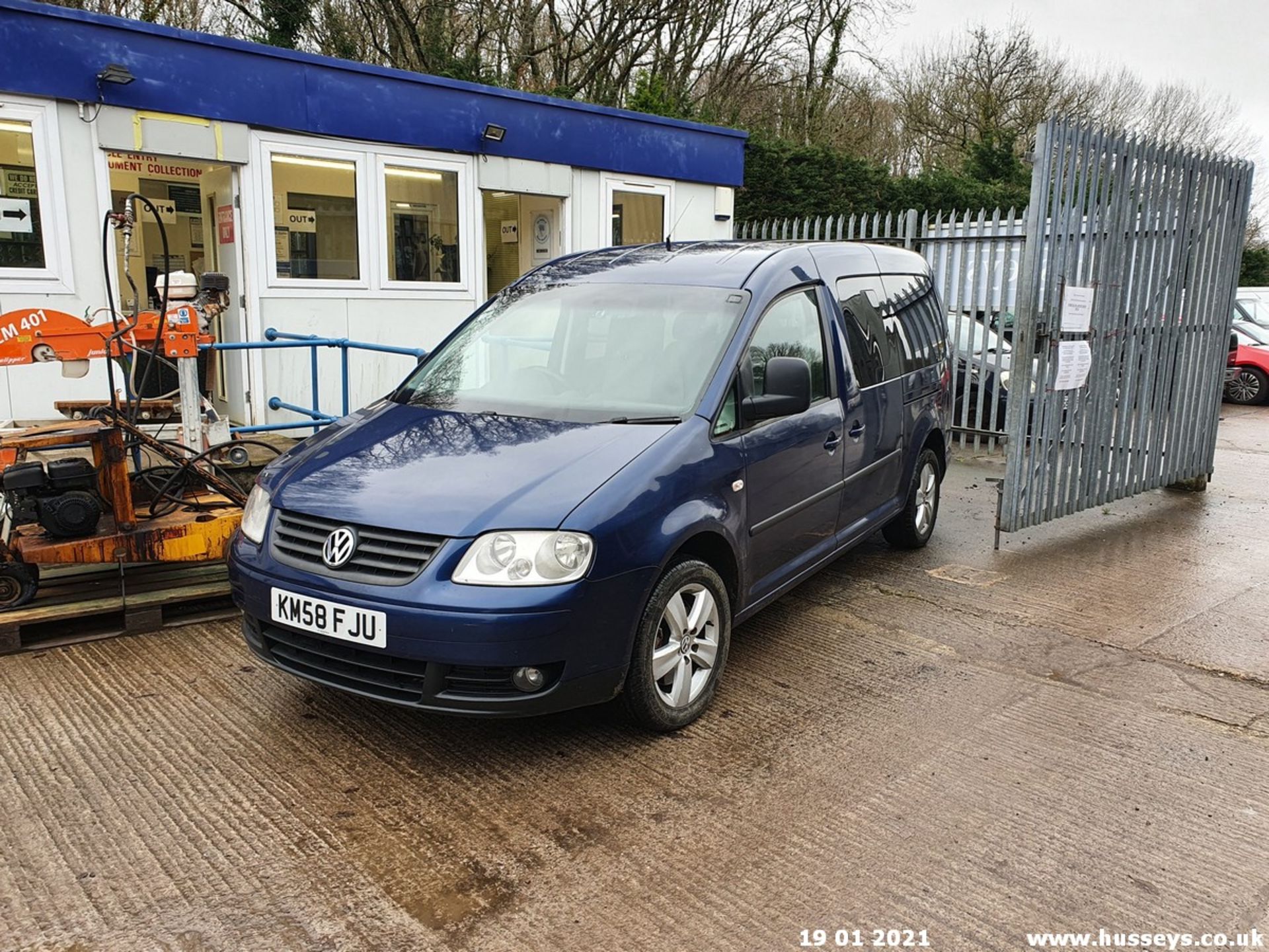 08/58 VOLKSWAGEN CADDY MAXI LIFE TDI 104 - 1896cc 5dr MPV (Blue, 178k) - Image 2 of 10