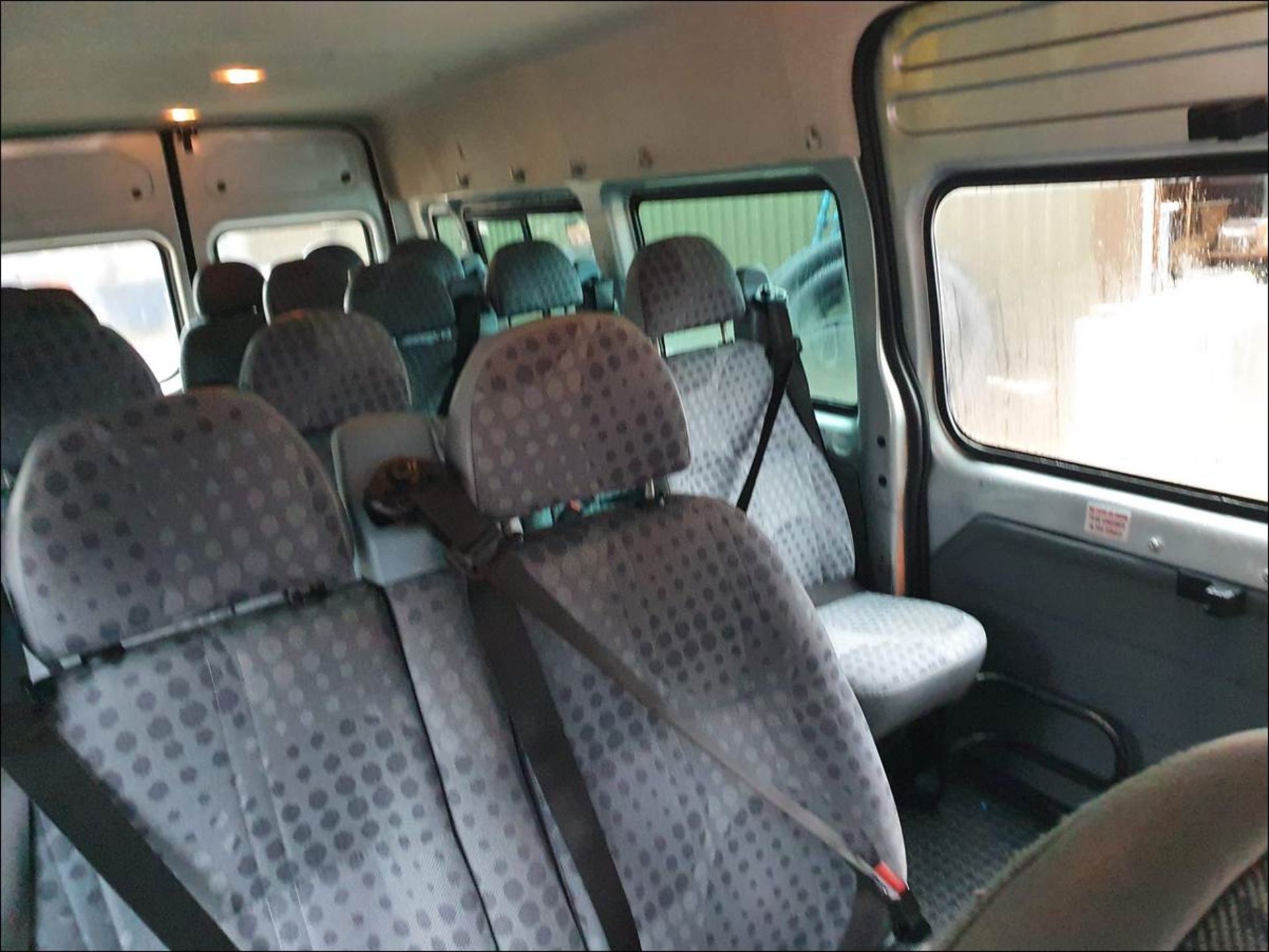 09/59 FORD TRANSIT 115 T430 17S RWD - 2402cc 5dr Minibus (Silver, 177k) - Image 6 of 11