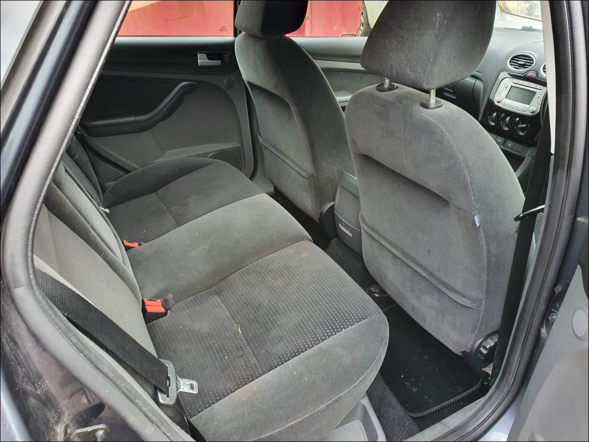 07/07 FORD FOCUS GHIA - 1798cc 5dr Hatchback (Grey, 106k) - Image 6 of 10