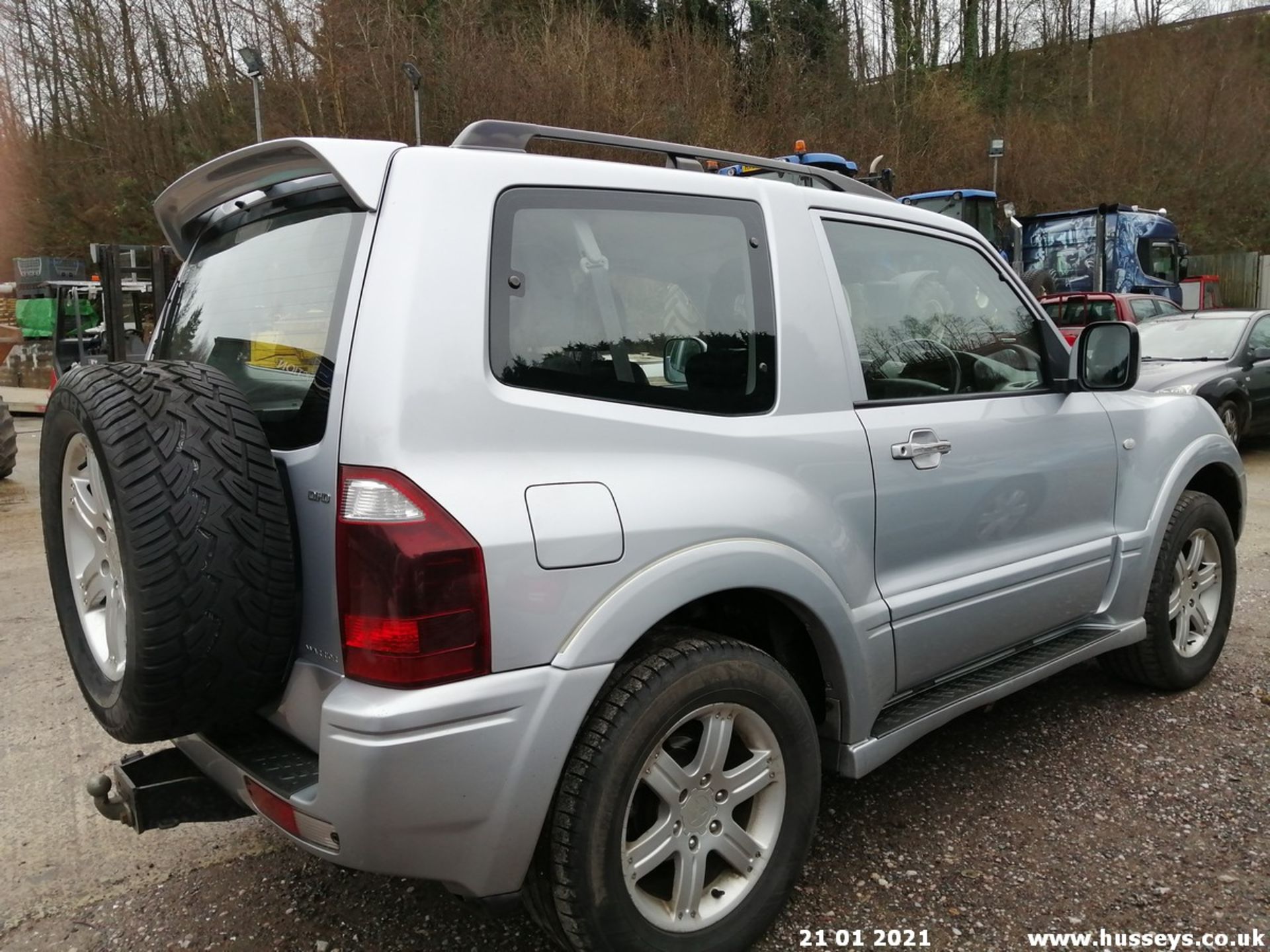 03/53 MITSUBISHI SHOGUN WARRIOR DI-D AUTO - 3200cc 3dr Estate (Silver, 128k) - Image 8 of 11