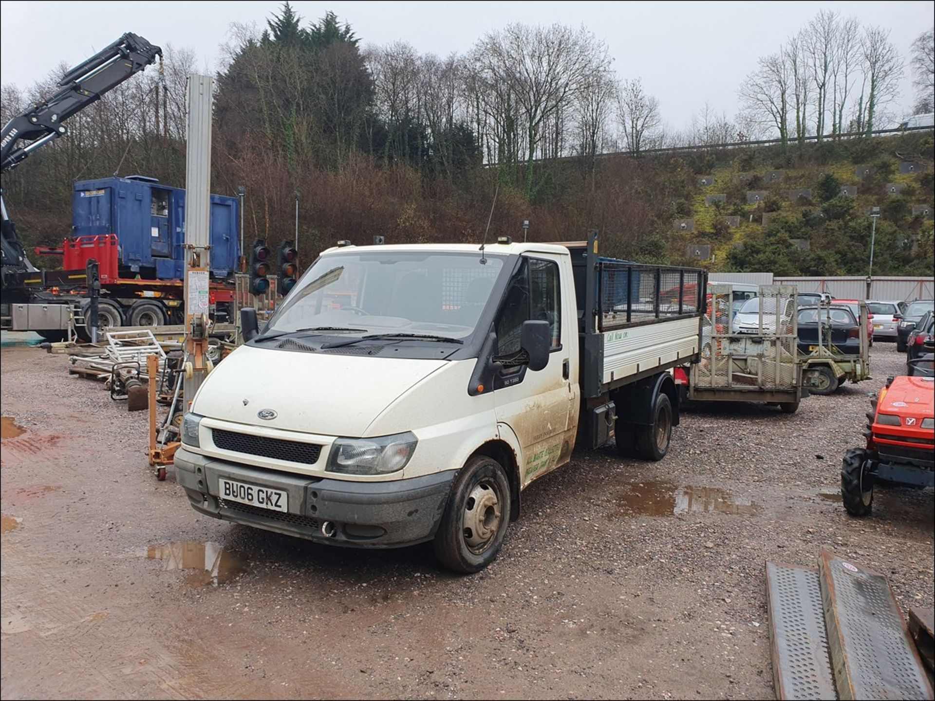 06/06 FORD TRANSIT 350 MWB TD - 2402cc 2dr Tipper (White, 132k) - Image 2 of 6