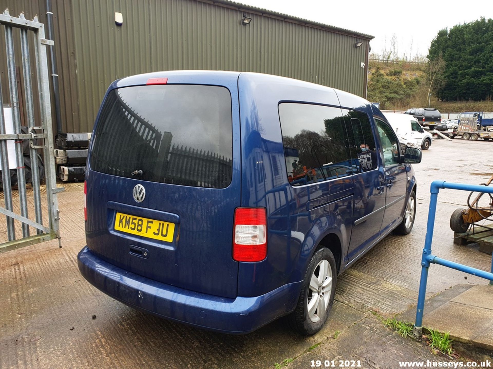 08/58 VOLKSWAGEN CADDY MAXI LIFE TDI 104 - 1896cc 5dr MPV (Blue, 178k) - Image 5 of 10