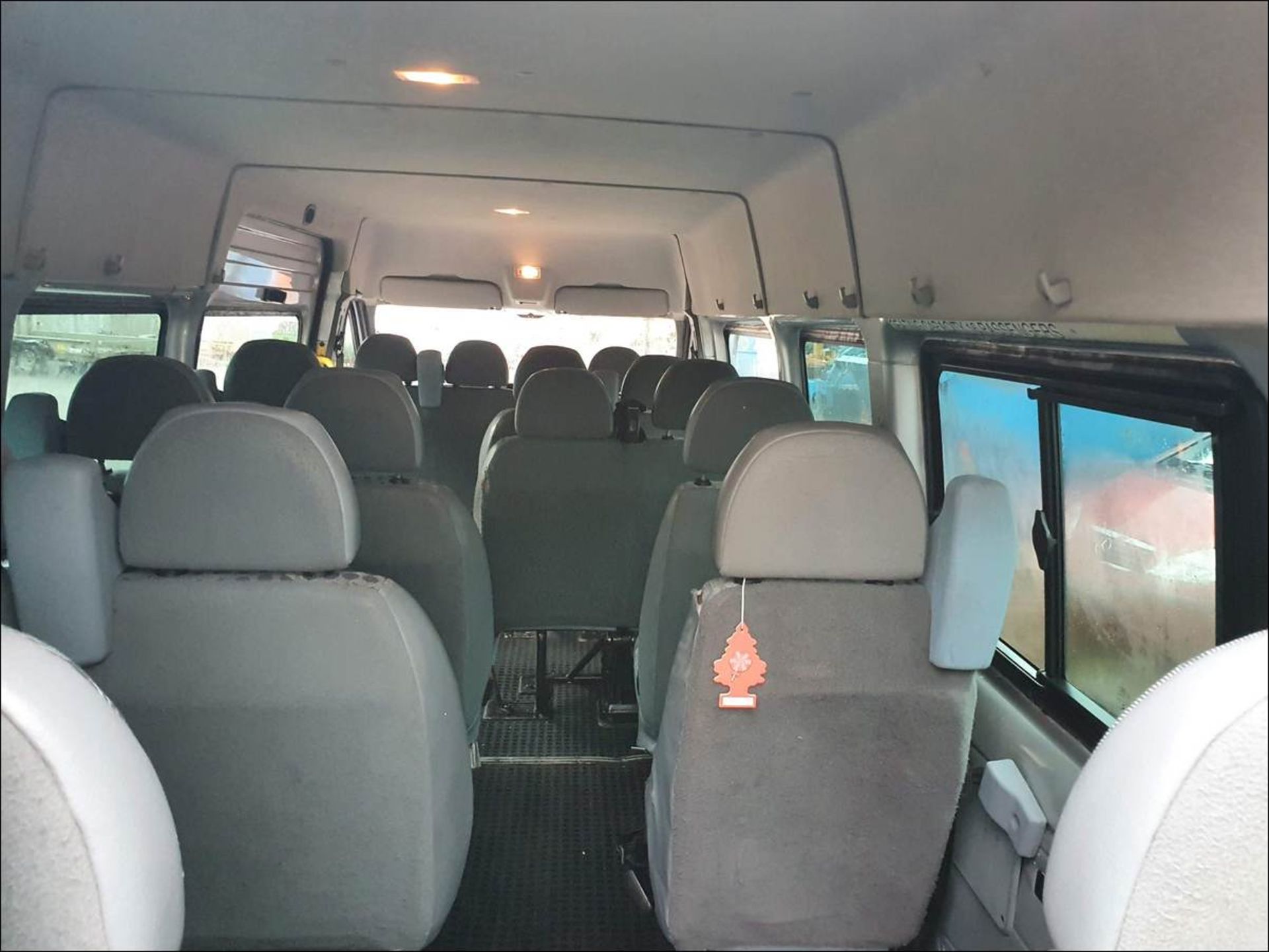 09/59 FORD TRANSIT 115 T430 17S RWD - 2402cc 5dr Minibus (Silver, 177k) - Image 8 of 11