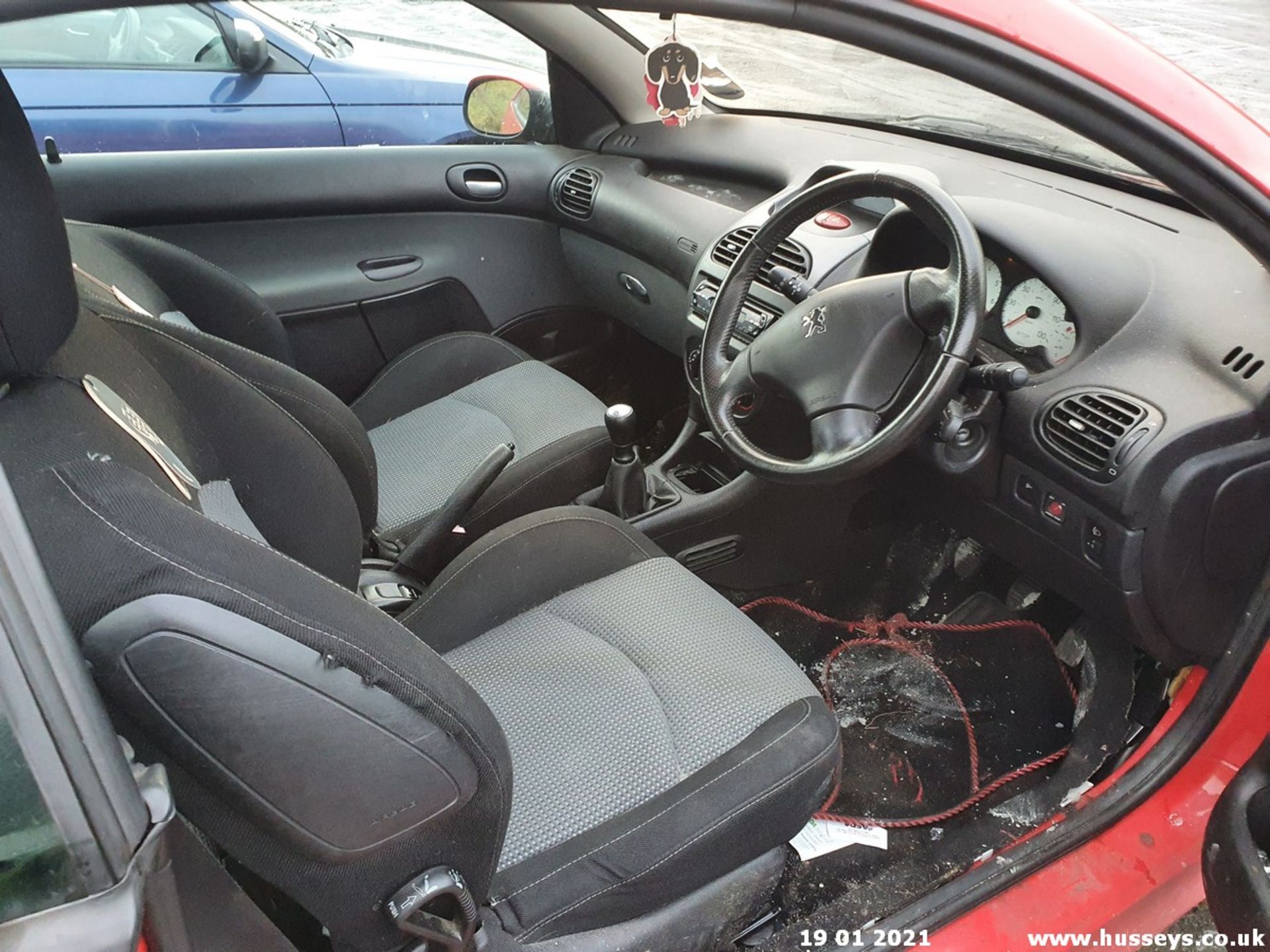 04/04 PEUGEOT 206 CC - 1587cc 2dr Convertible (Red, 72k) - Image 4 of 10