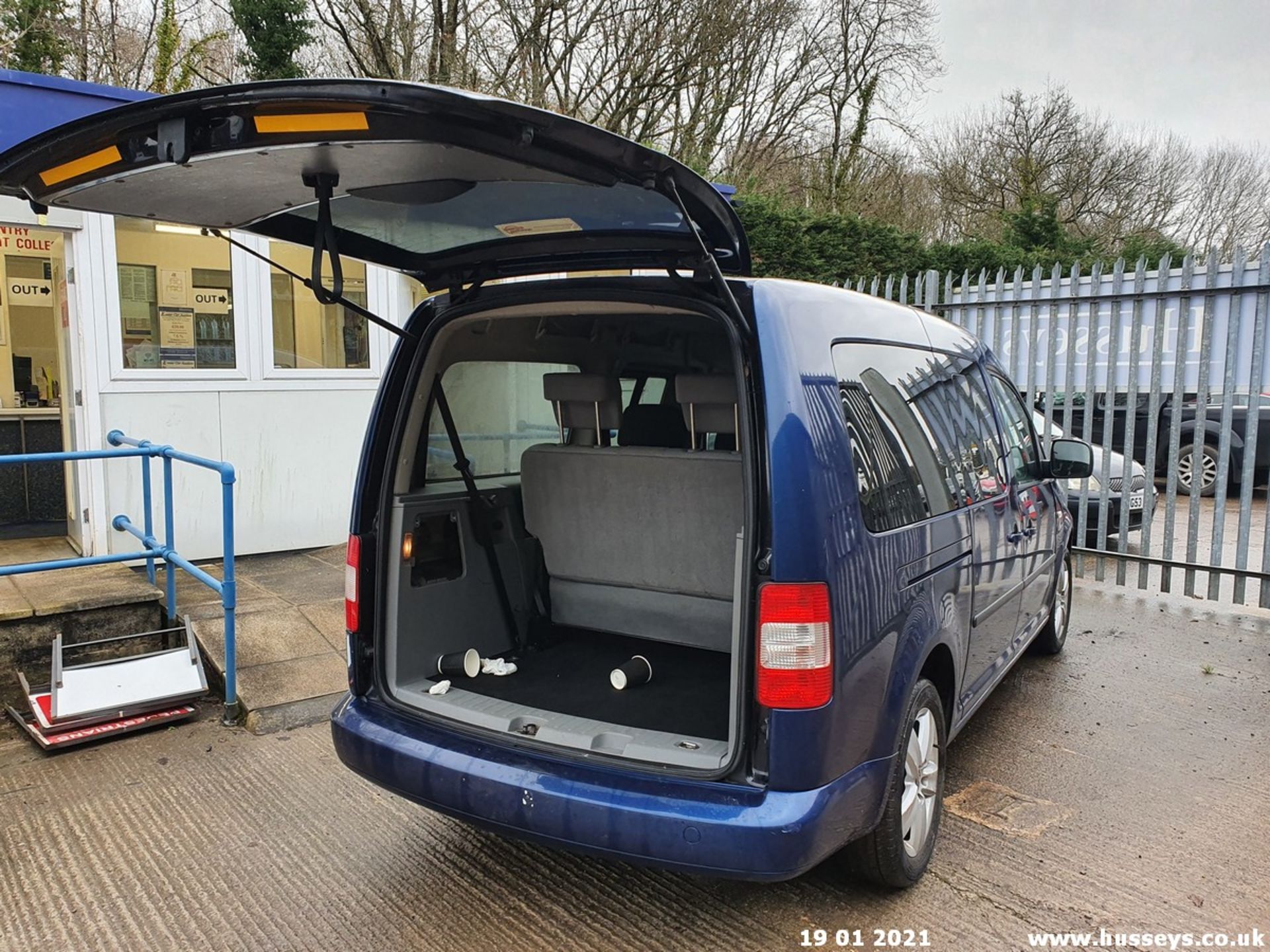 08/58 VOLKSWAGEN CADDY MAXI LIFE TDI 104 - 1896cc 5dr MPV (Blue, 178k) - Image 9 of 10