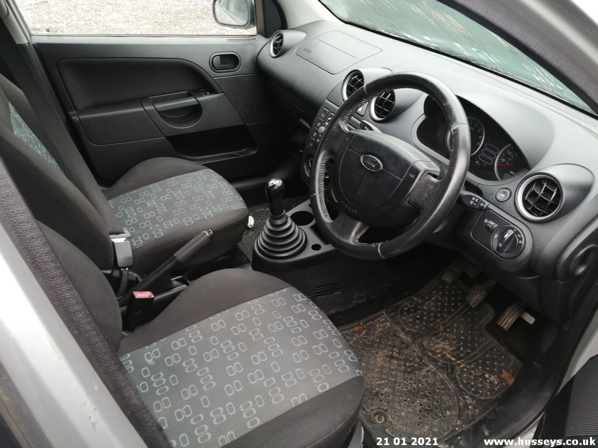 04/04 FORD FIESTA LX - 1242cc 5dr Hatchback (Silver, 115k) - Image 8 of 8