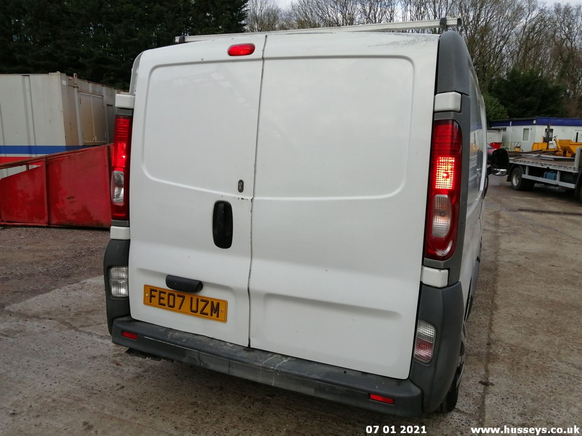 07/07 VAUXHALL VIVARO 2700 CDTI SWB - 1995cc 5dr Van (White, 267k) - Image 6 of 9