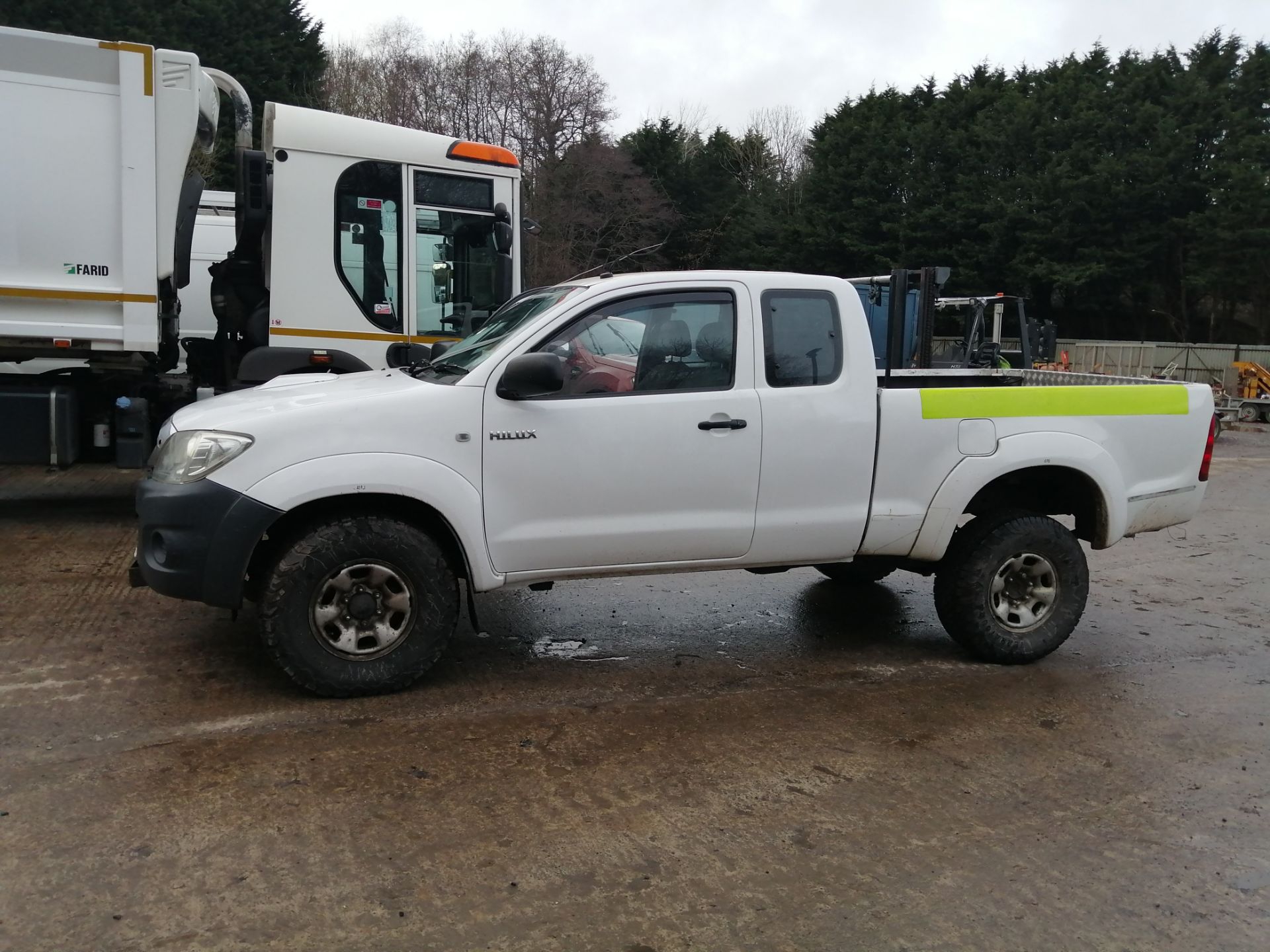 10/10 TOYOTA HILUX HL2 D-4D 4X4 ECB - 2494cc 2dr Pickup (White, 153k) - Image 2 of 11