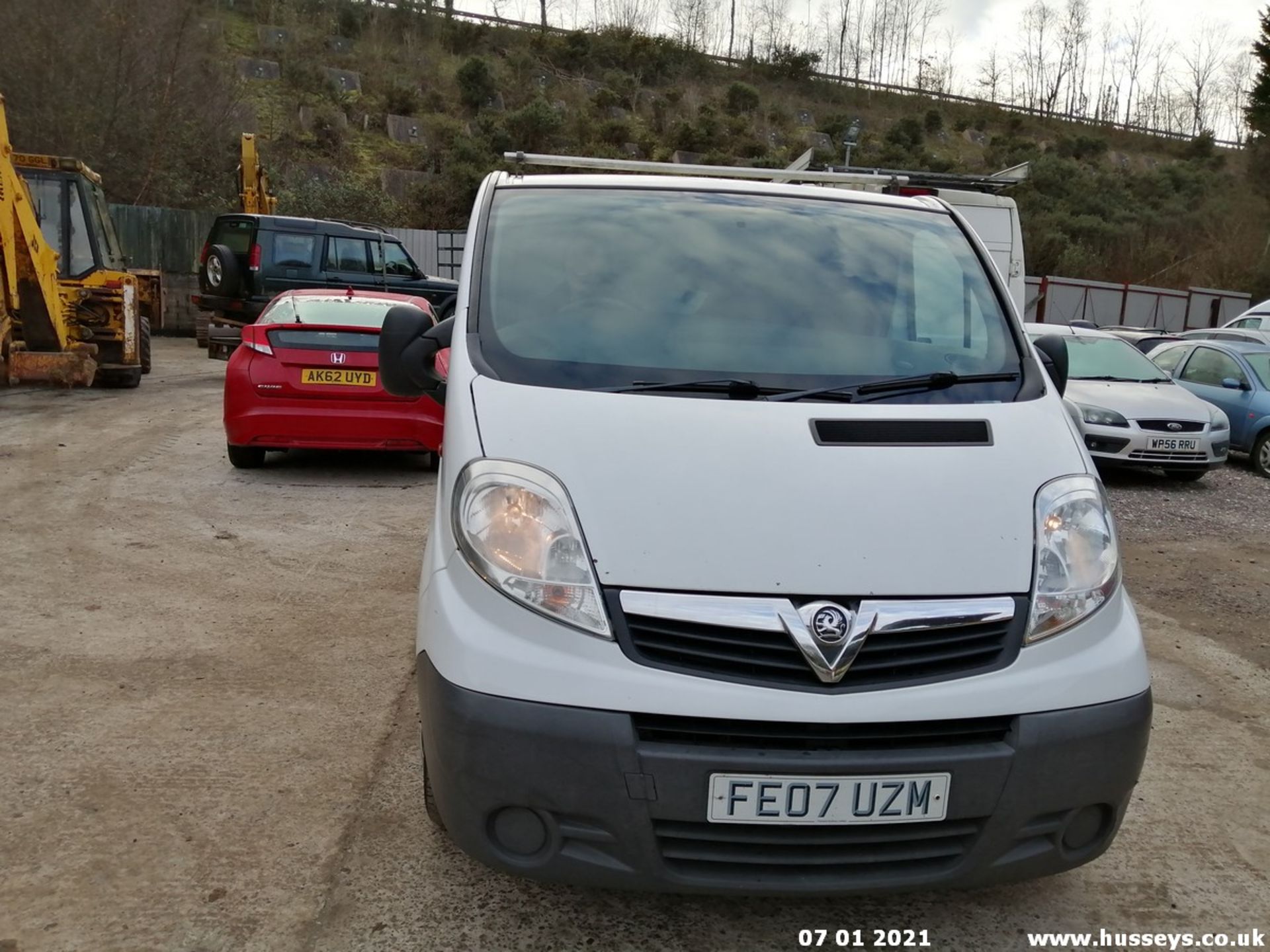 07/07 VAUXHALL VIVARO 2700 CDTI SWB - 1995cc 5dr Van (White, 267k) - Image 2 of 9