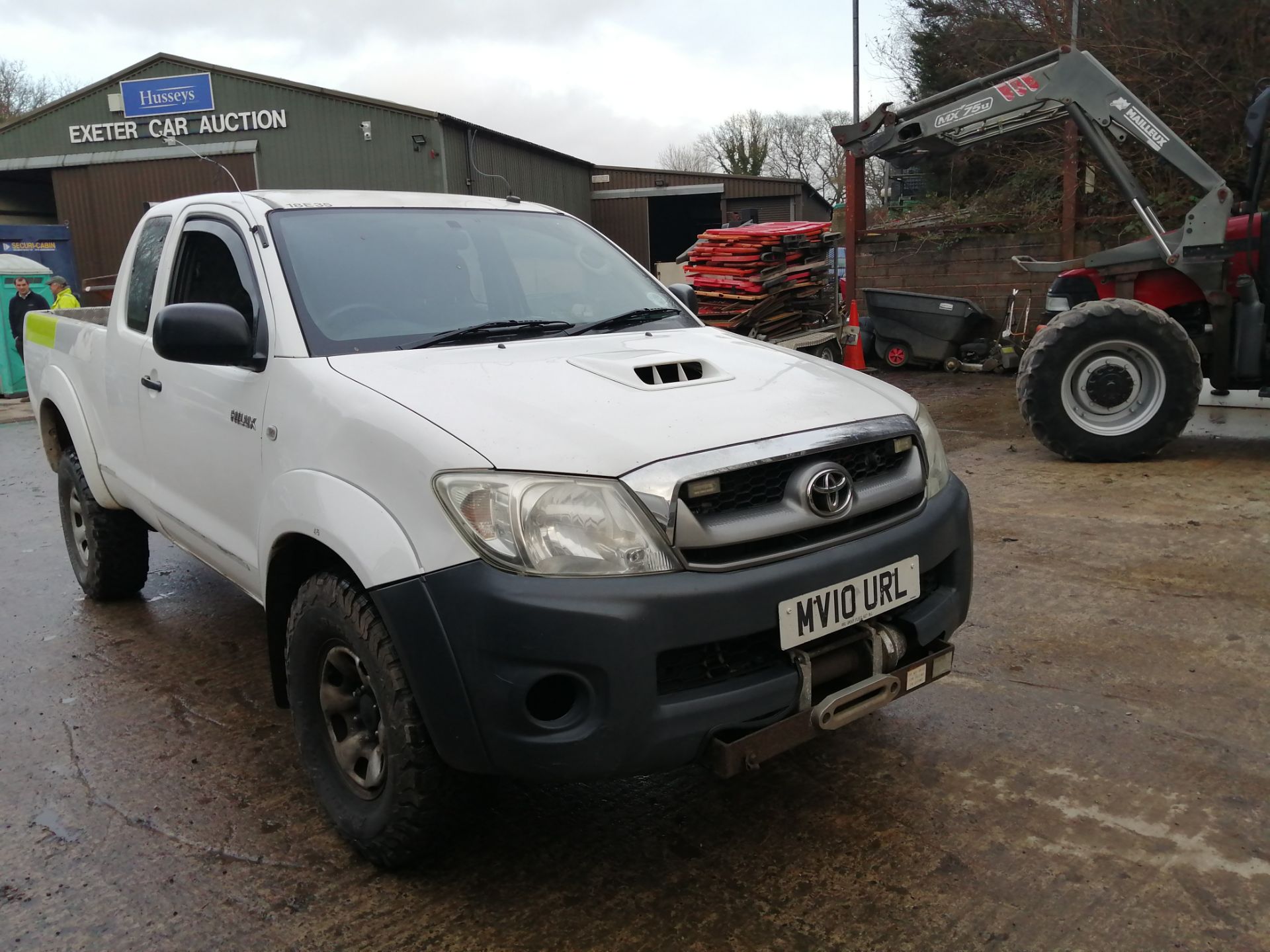 10/10 TOYOTA HILUX HL2 D-4D 4X4 ECB - 2494cc 2dr Pickup (White, 153k) - Image 7 of 11