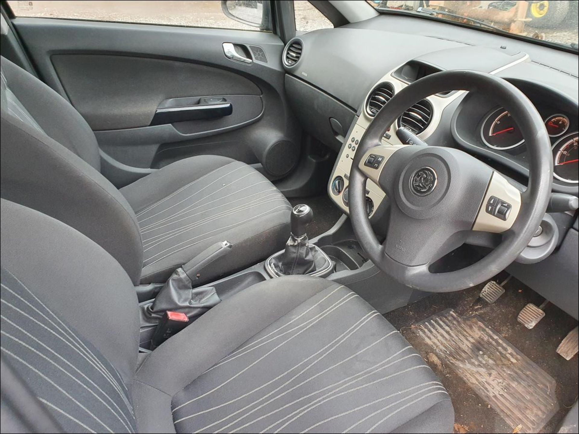 06/56 VAUXHALL CORSA CLUB - 1248cc 5dr Hatchback (Silver, 98k) - Image 9 of 14