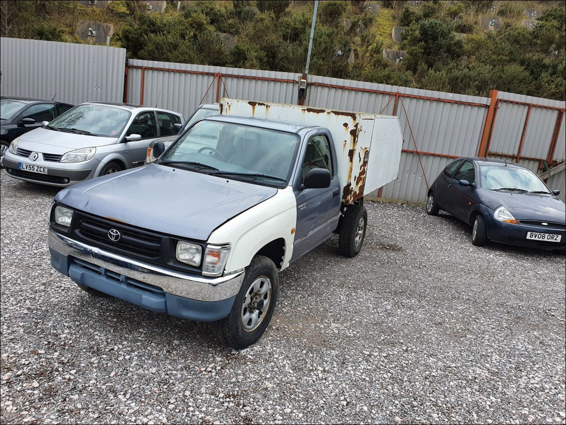 2001 TOYOTA HI-LUX 4X4 EX TD - 2446cc 2dr Tipper (Grey, 76k) - Image 4 of 9