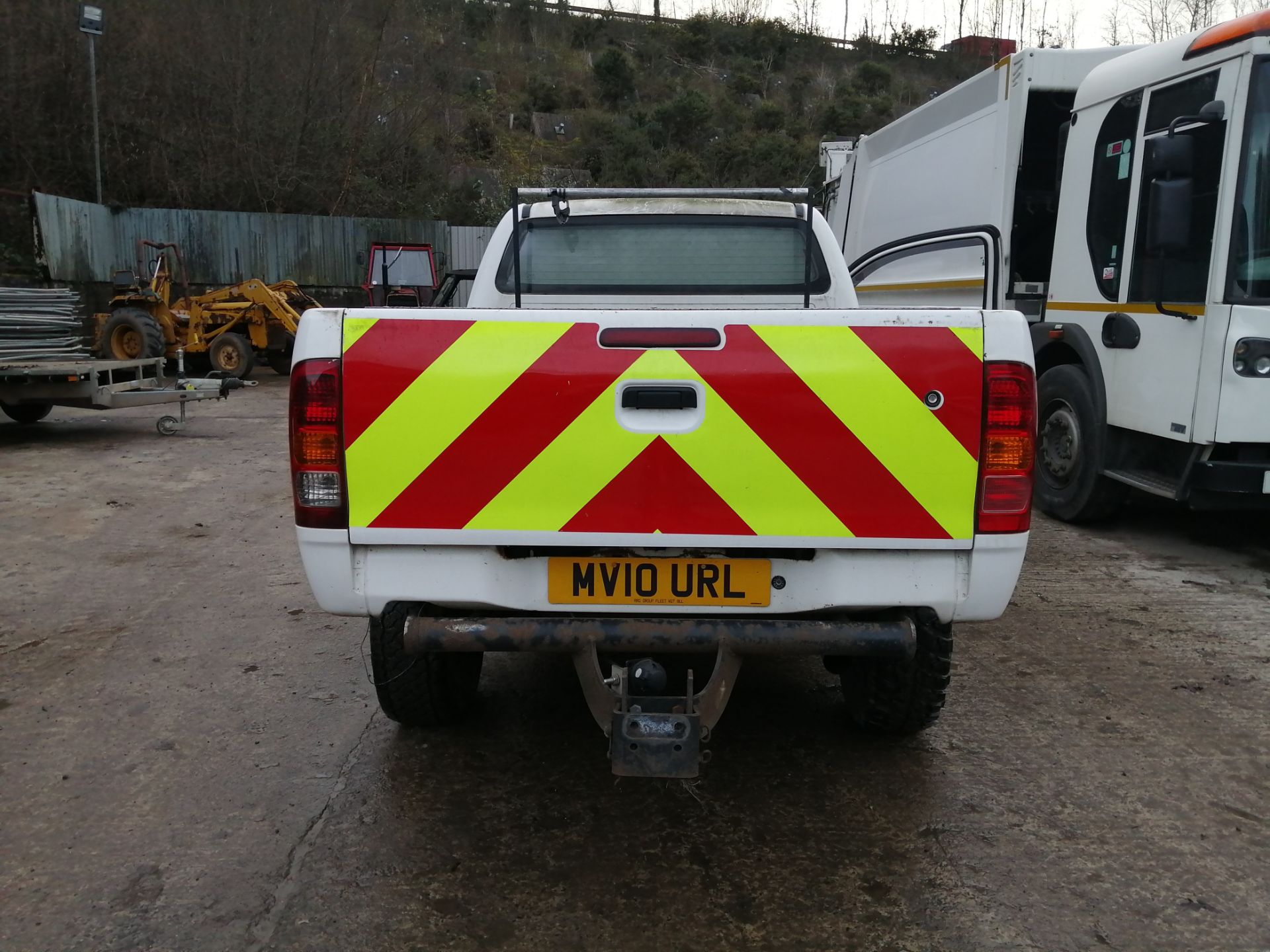 10/10 TOYOTA HILUX HL2 D-4D 4X4 ECB - 2494cc 2dr Pickup (White, 153k) - Image 4 of 11