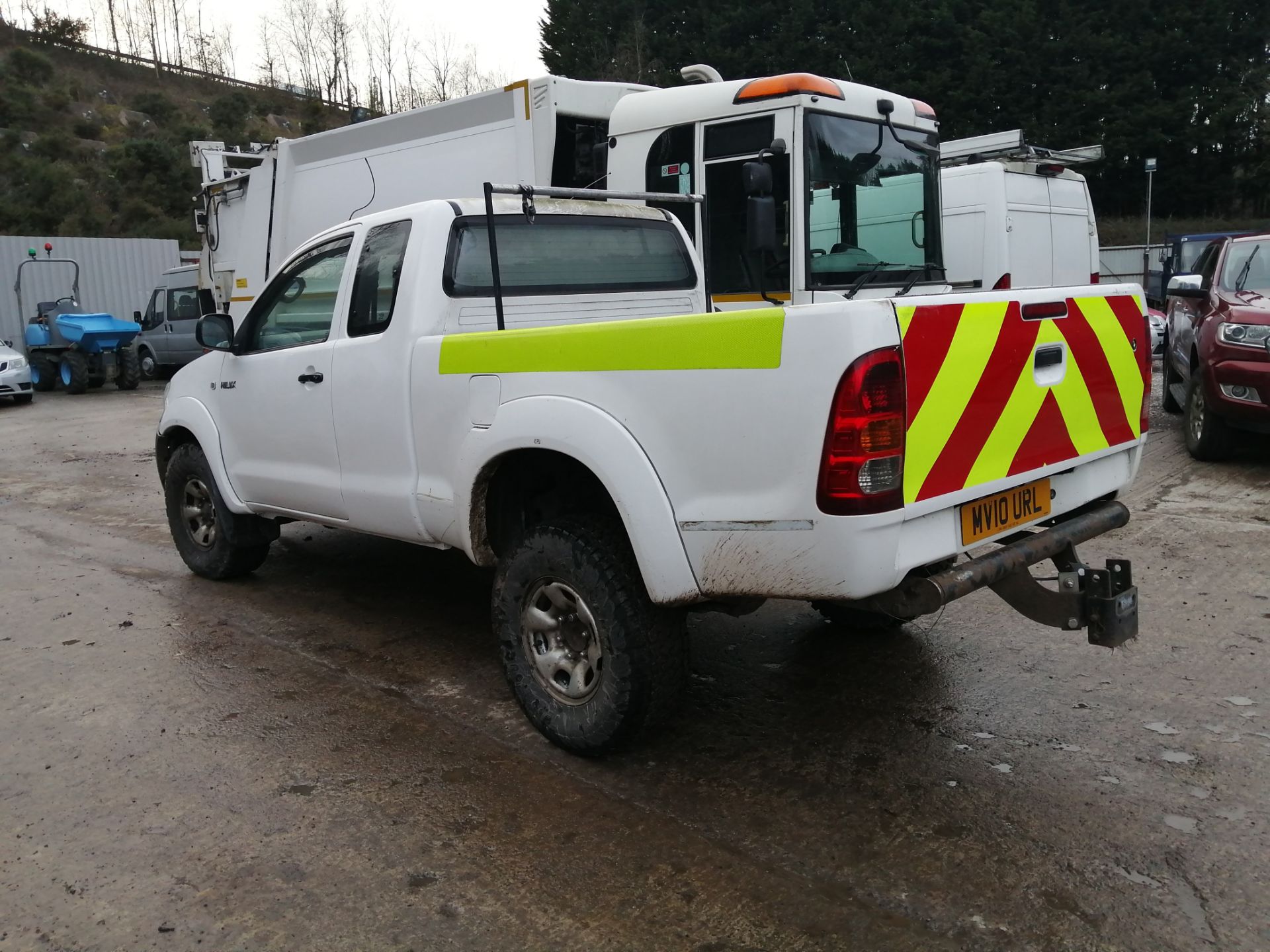 10/10 TOYOTA HILUX HL2 D-4D 4X4 ECB - 2494cc 2dr Pickup (White, 153k) - Image 3 of 11