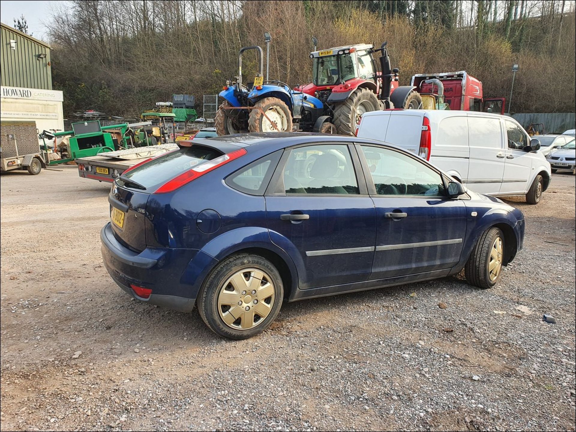 06/06 FORD FOCUS LX AUTO - 1596cc 5dr Hatchback (Blue, 83k) - Image 4 of 9