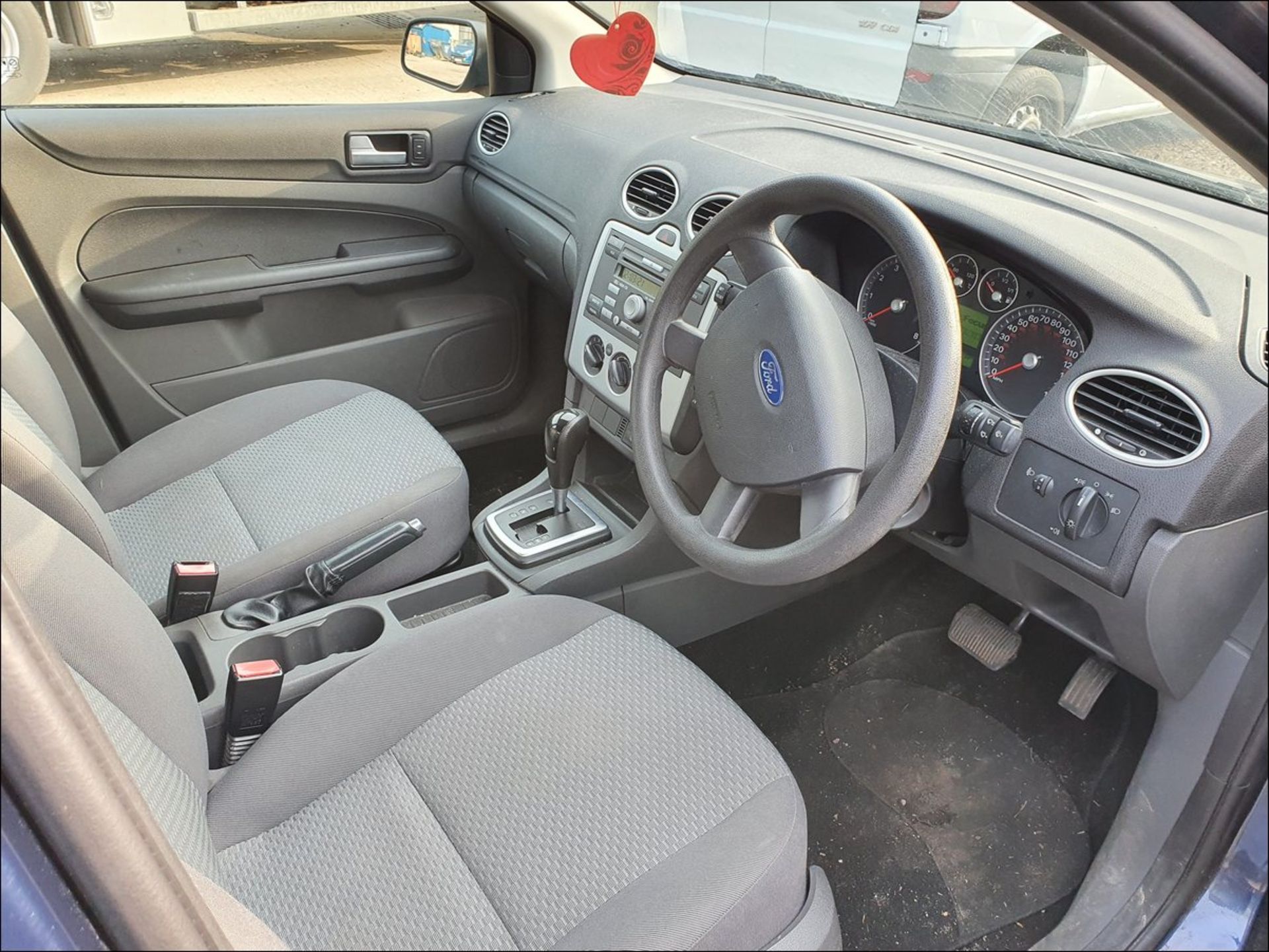 06/06 FORD FOCUS LX AUTO - 1596cc 5dr Hatchback (Blue, 83k) - Image 5 of 9