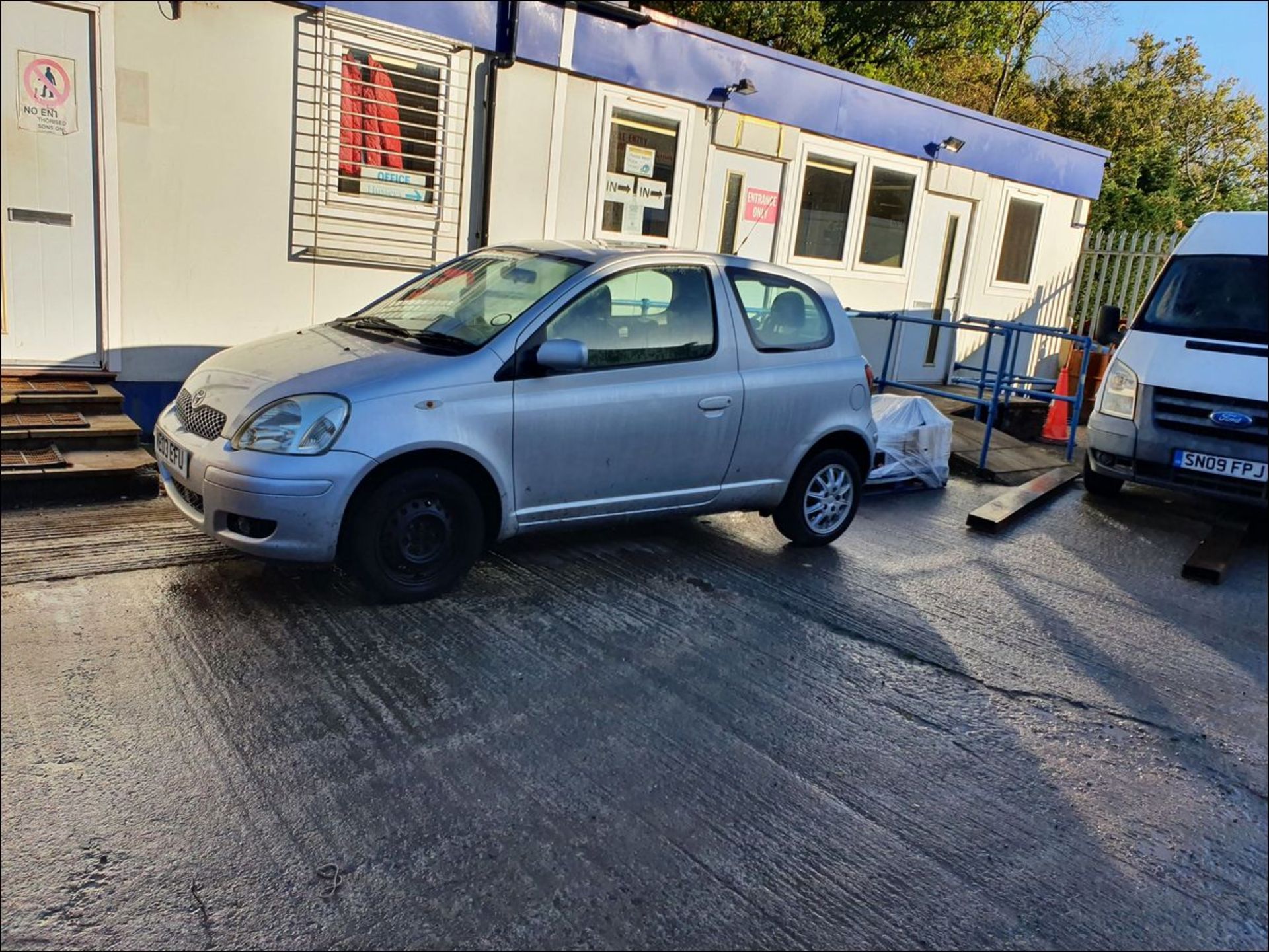 03/03 TOYOTA YARIS T SPIRIT - 998cc 3dr Hatchback (Silver, 108k) - Image 2 of 11