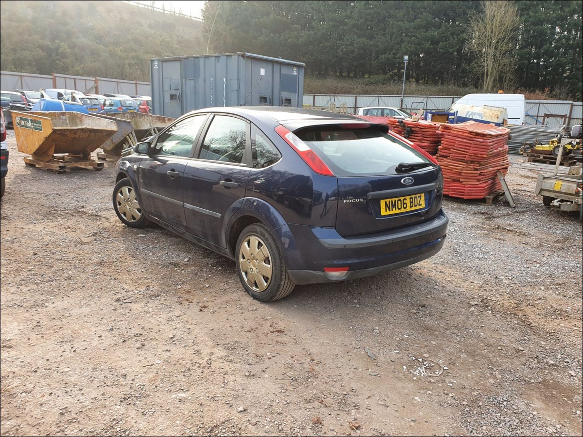 06/06 FORD FOCUS LX AUTO - 1596cc 5dr Hatchback (Blue, 83k) - Image 2 of 9