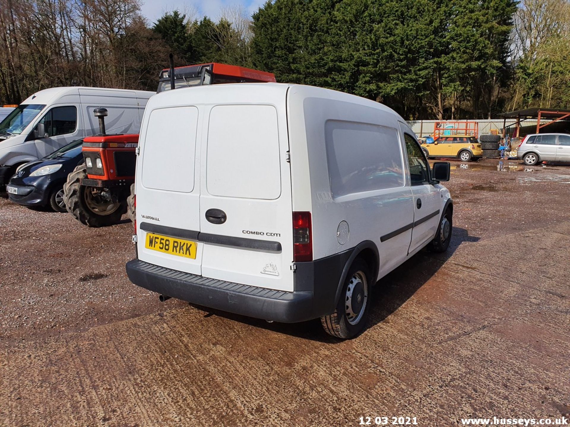 08/58 VAUXHALL COMBO 1700 CDTI - 1248cc 5dr Van (White, 87k) - Image 2 of 8