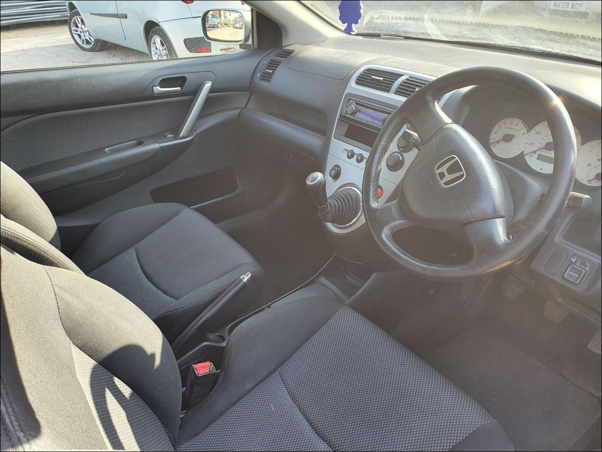 05/05 HONDA CIVIC VTEC SE - 1590cc 3dr Hatchback (Silver, 119k) - Image 10 of 12