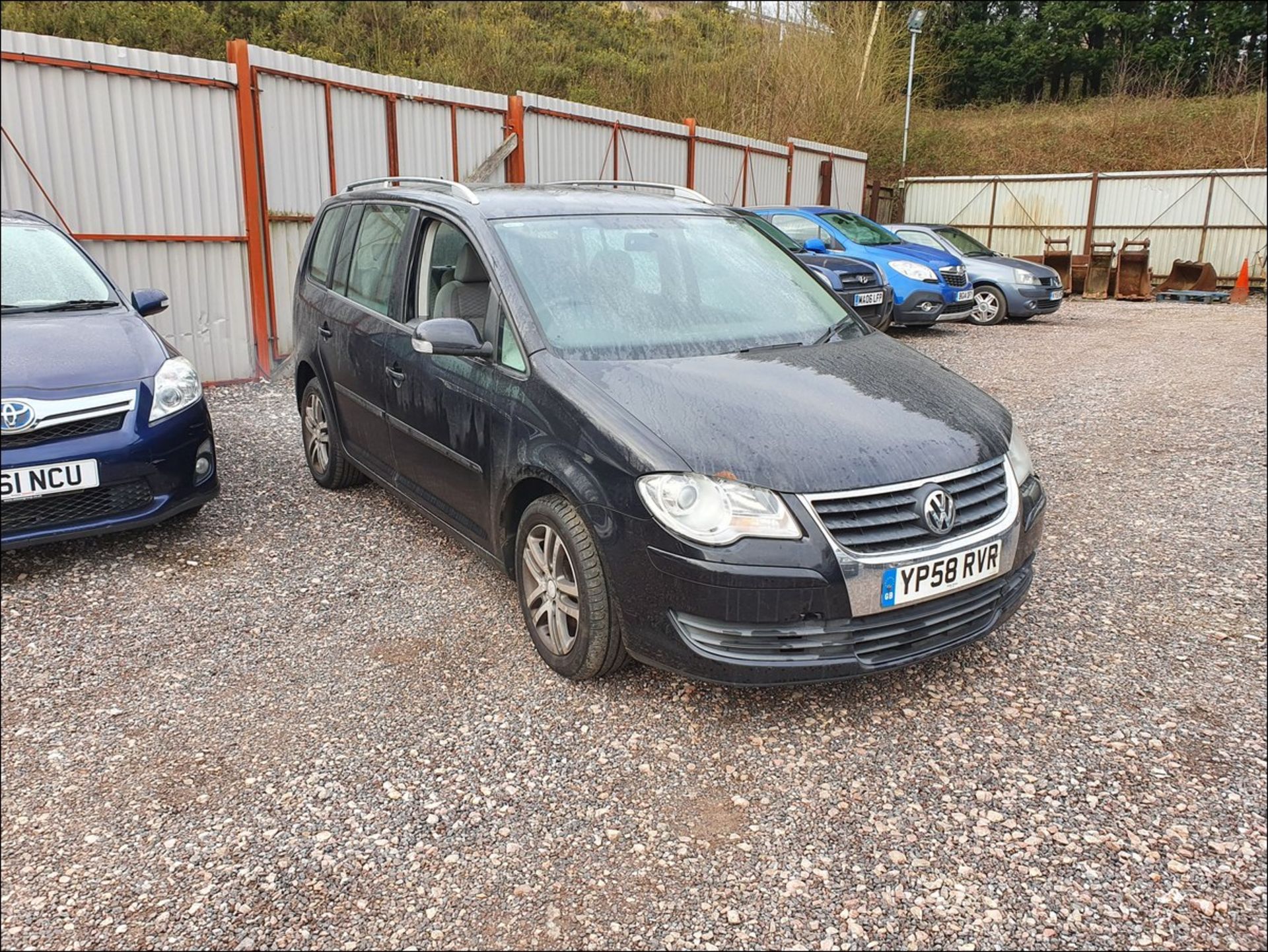 08/58 VOLKSWAGEN TOURAN SE TDI 140 - 1968cc 5dr MPV (Black, 253k) - Image 2 of 14