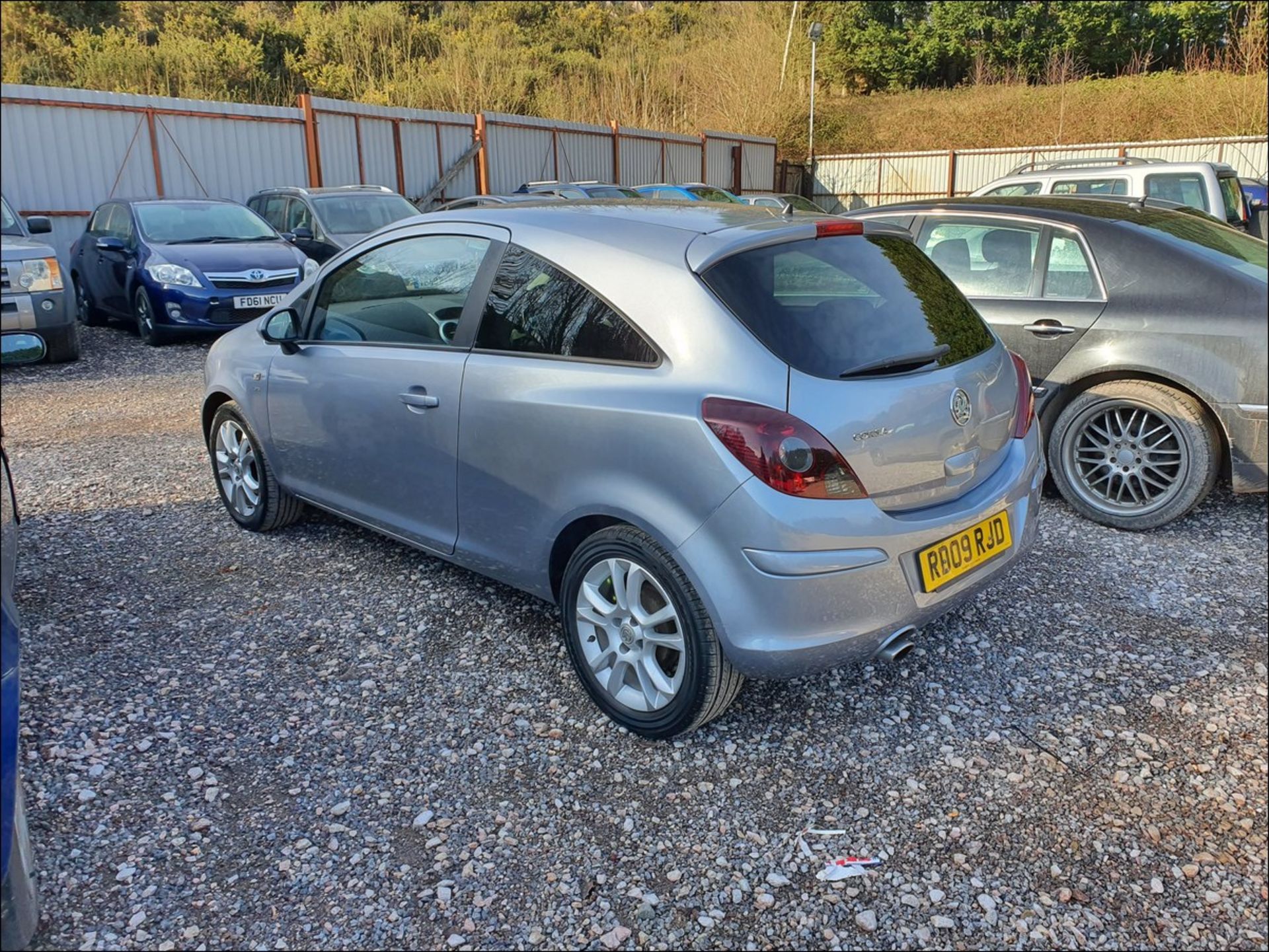 10/09 VAUXHALL CORSA SXI - 1229cc 3dr Hatchback (Silver, 103k) - Image 3 of 12