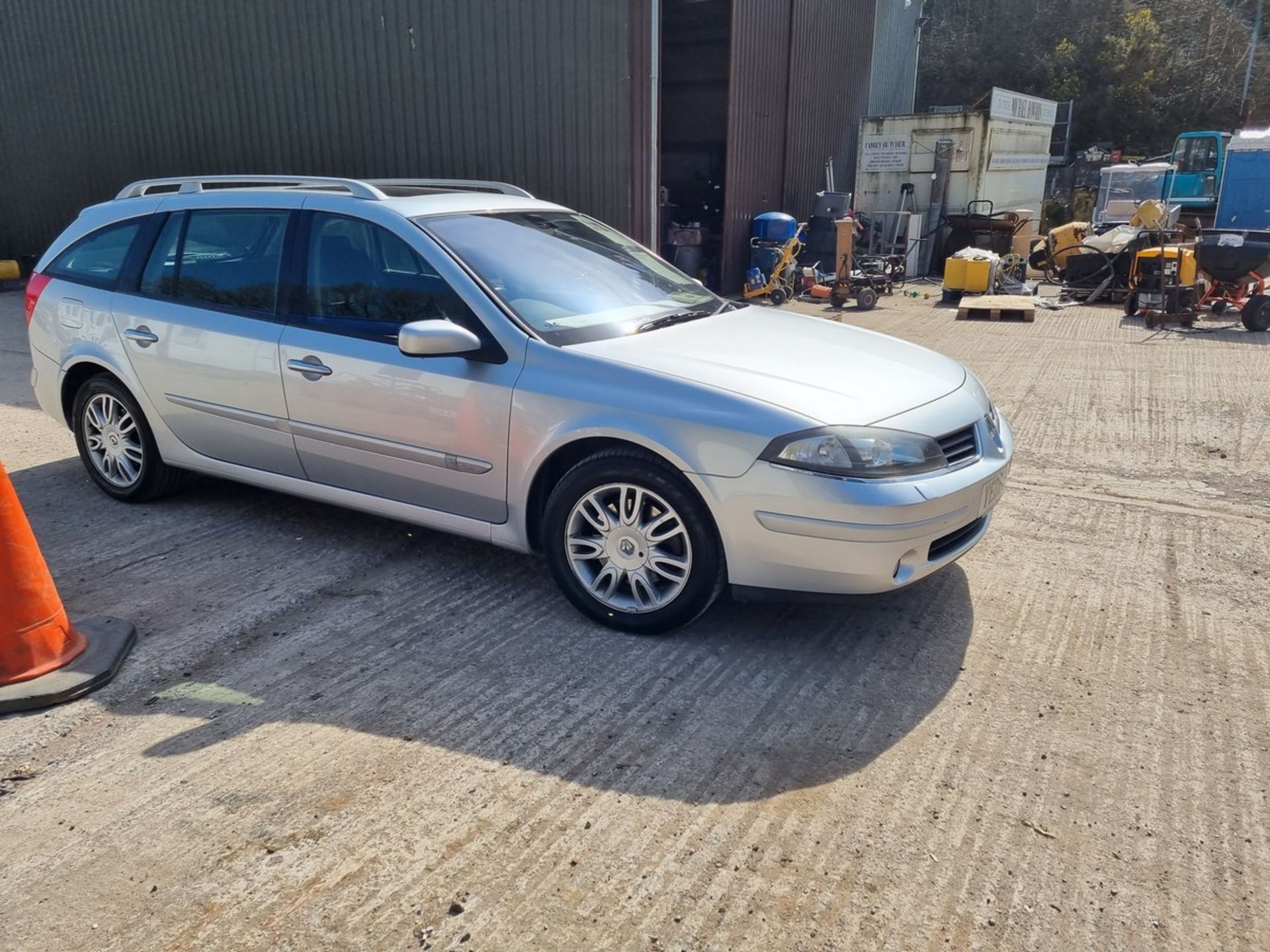 06/06 RENAULT LAGUNA PRIVILEGE AUTO - 1998cc 5dr Estate (Silver, 121k) - Image 6 of 15