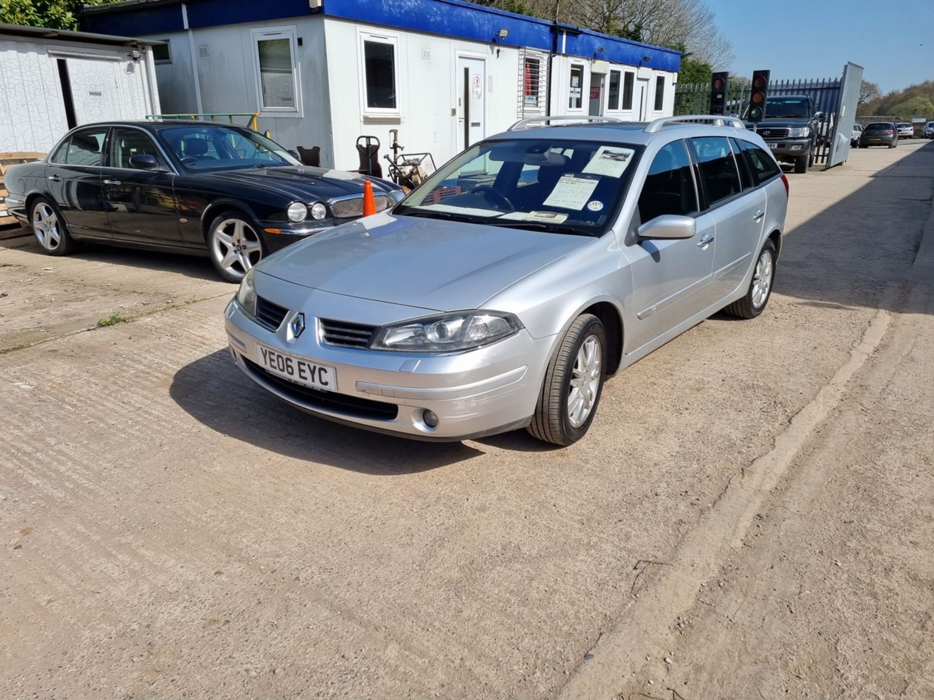 06/06 RENAULT LAGUNA PRIVILEGE AUTO - 1998cc 5dr Estate (Silver, 121k) - Image 7 of 15