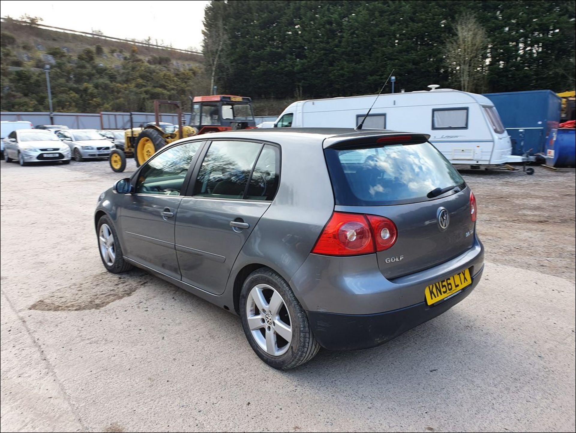 06/56 VOLKSWAGEN GOLF SPORT TDI - 1968cc 5dr Hatchback (Grey, 104k) - Image 6 of 11