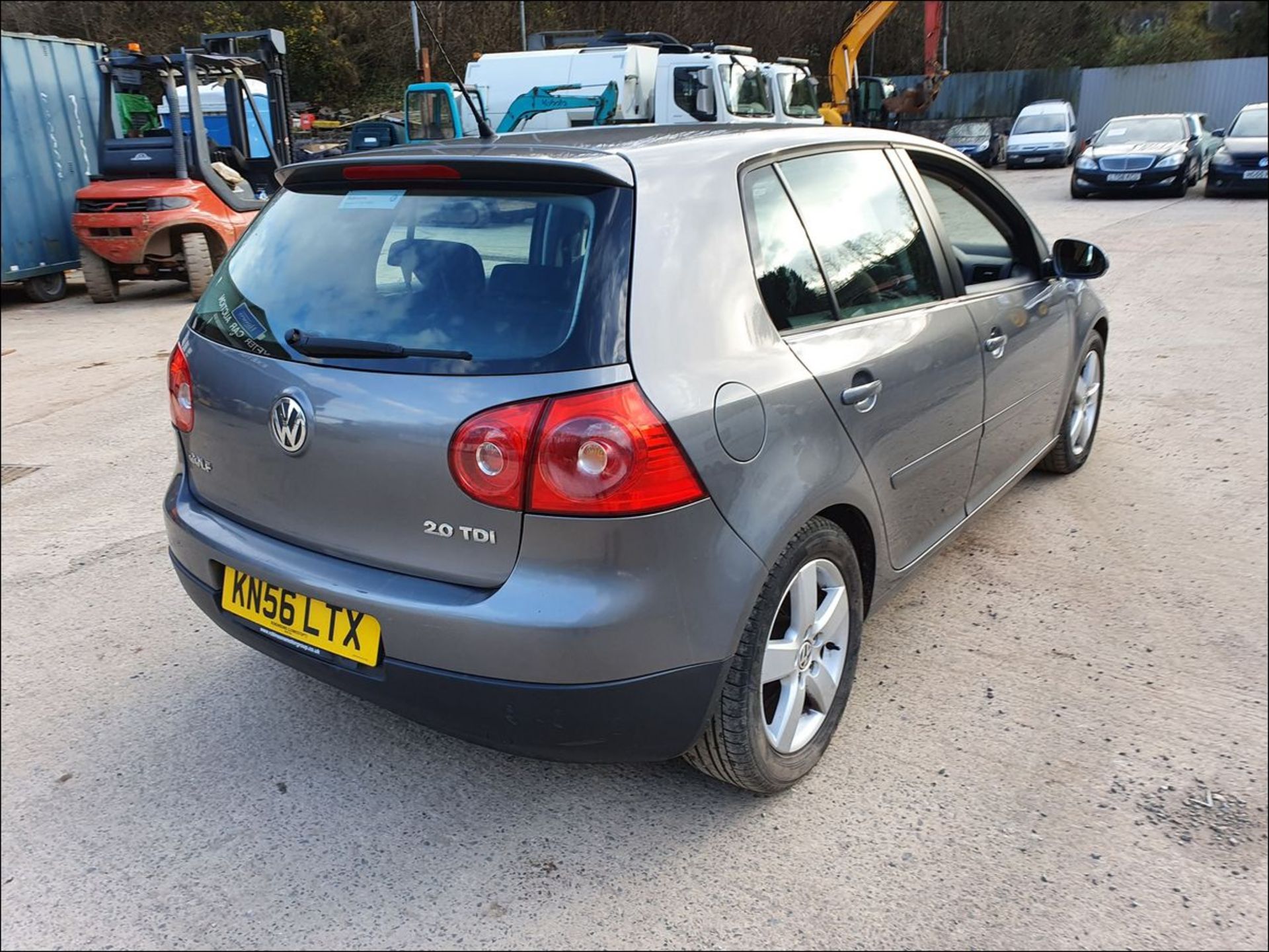 06/56 VOLKSWAGEN GOLF SPORT TDI - 1968cc 5dr Hatchback (Grey, 104k) - Image 7 of 11